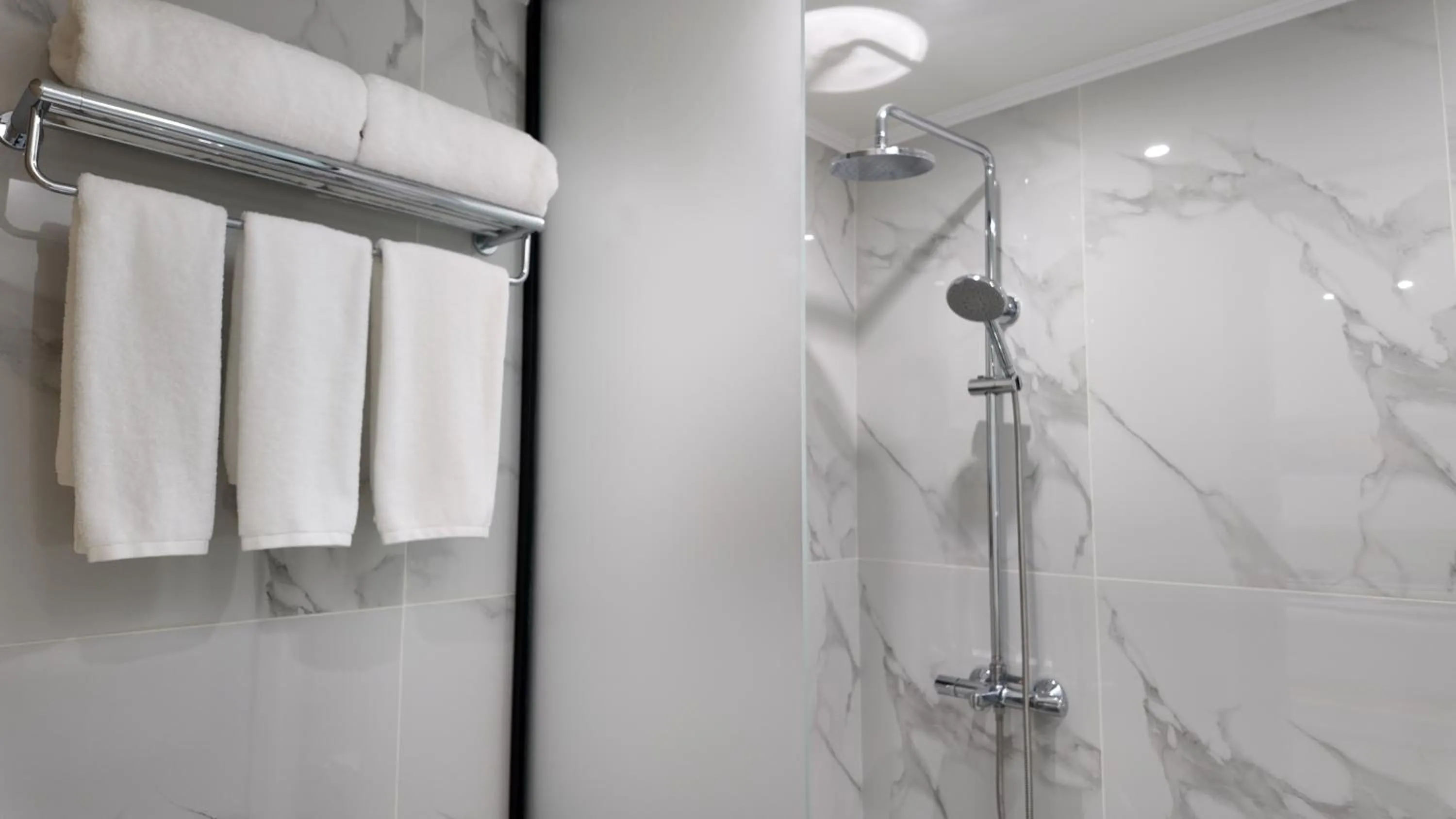 Shower in CC LUX Suites in Piraeus Port
