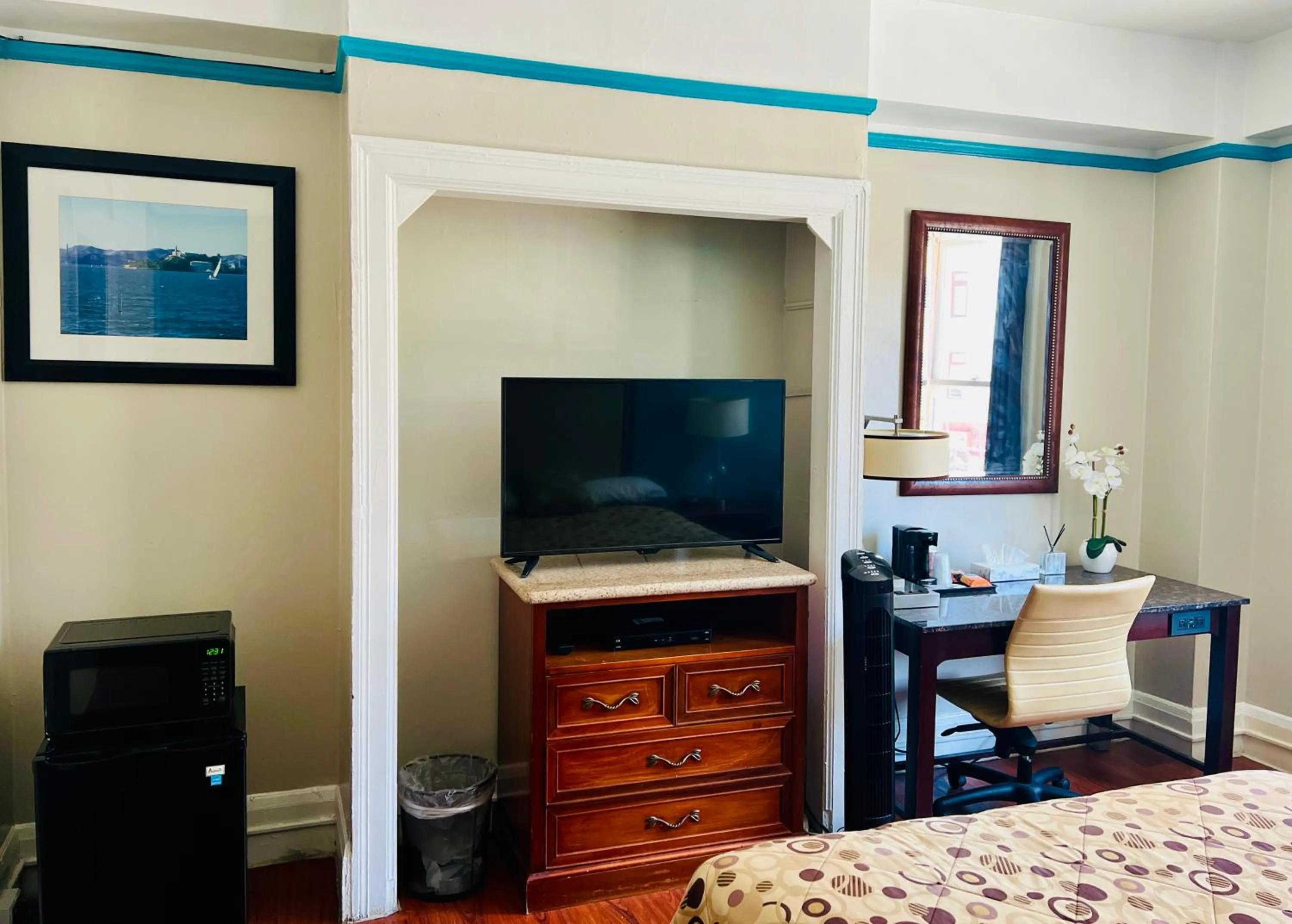 View (from property/room), Bed in Admiral Hotel