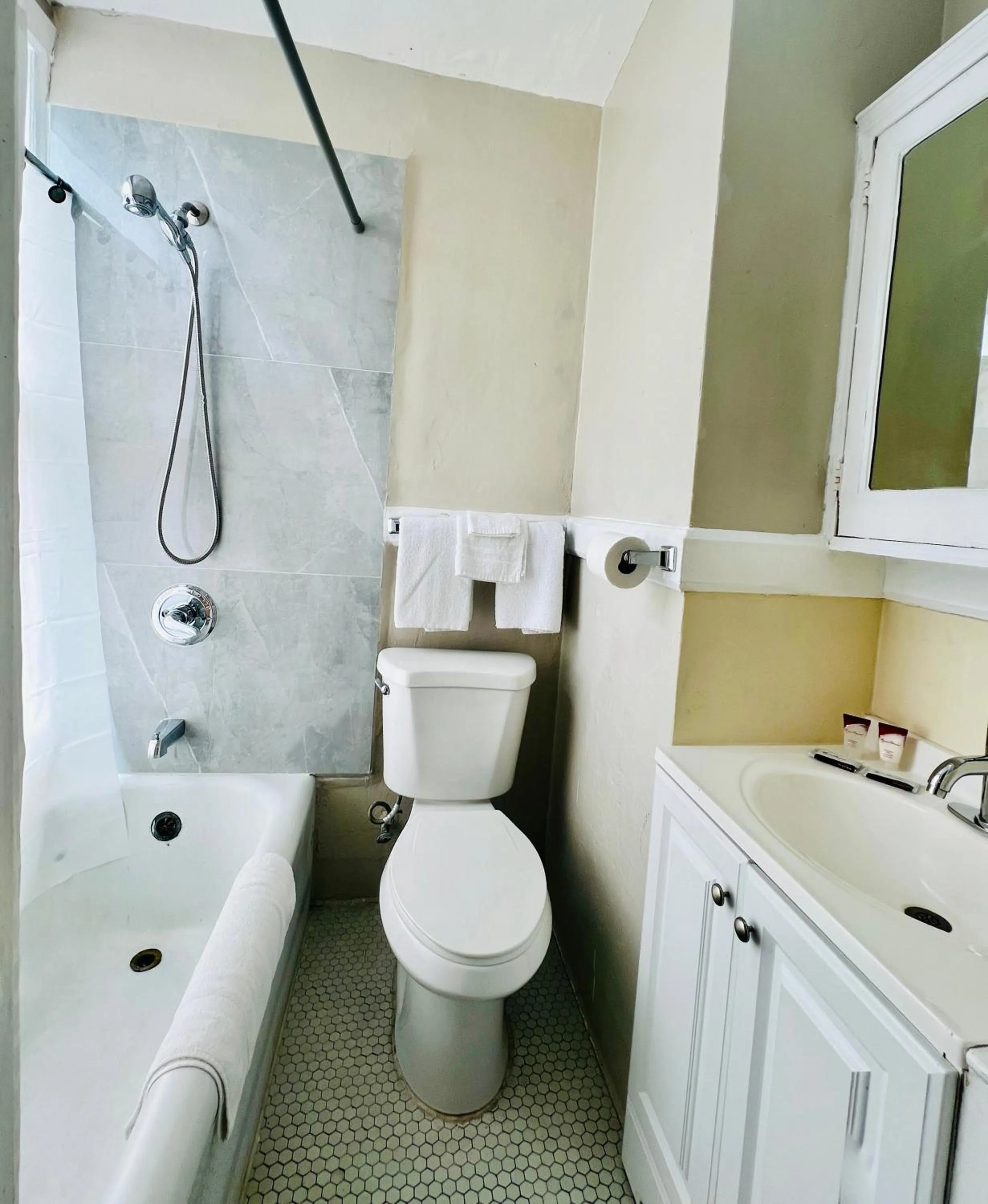 Shower in Admiral Hotel