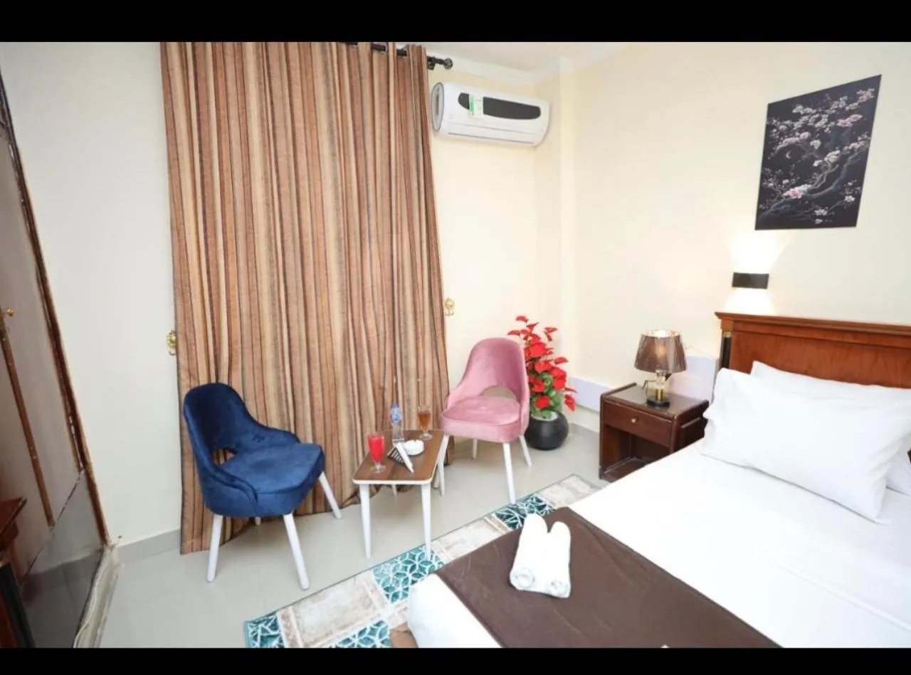 Seating area, Bed in Dreamers Hotel