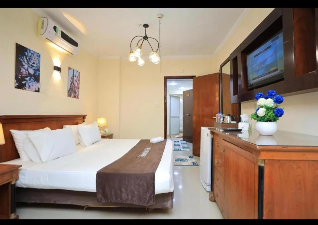 wardrobe, Bed in Dreamers Hotel