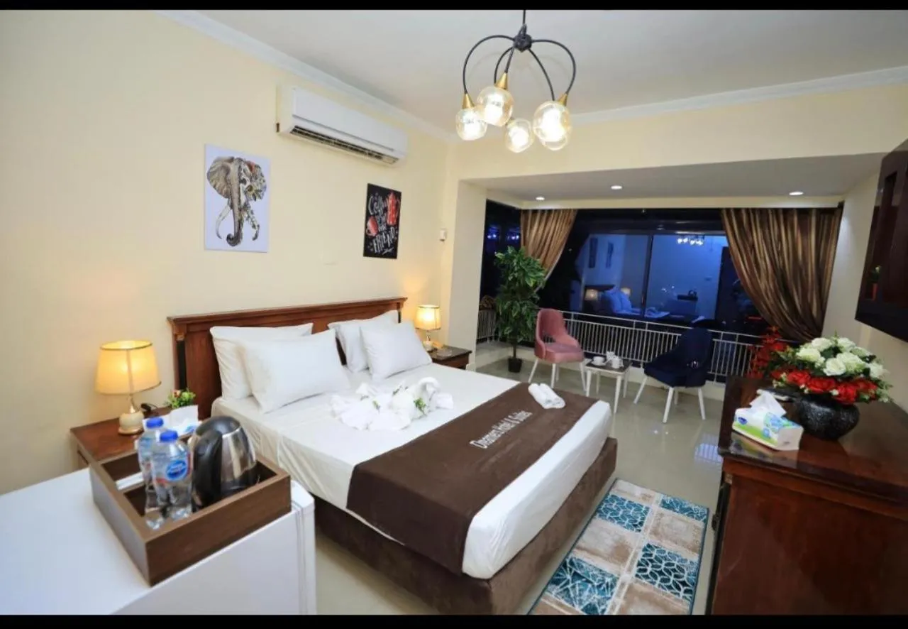 Bedroom, Bed in Dreamers Hotel