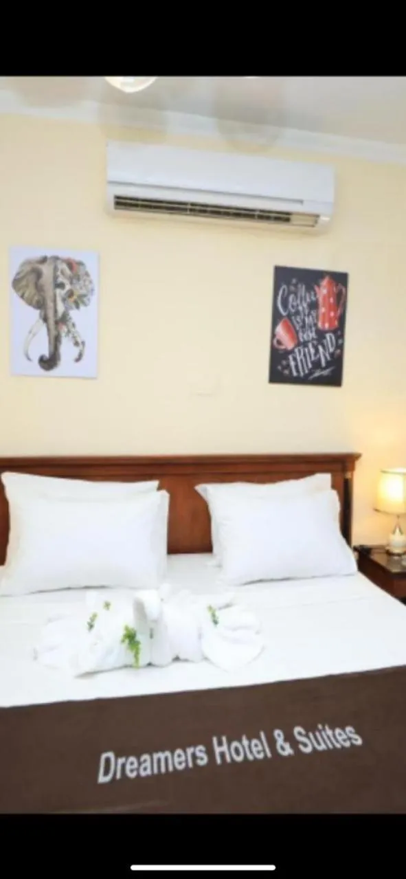 Bedroom, Bed in Dreamers Hotel