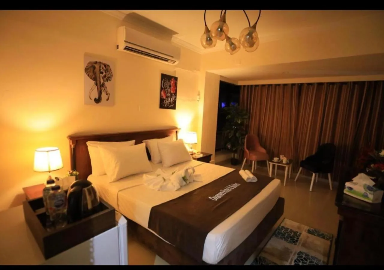 Bedroom, Bed in Dreamers Hotel