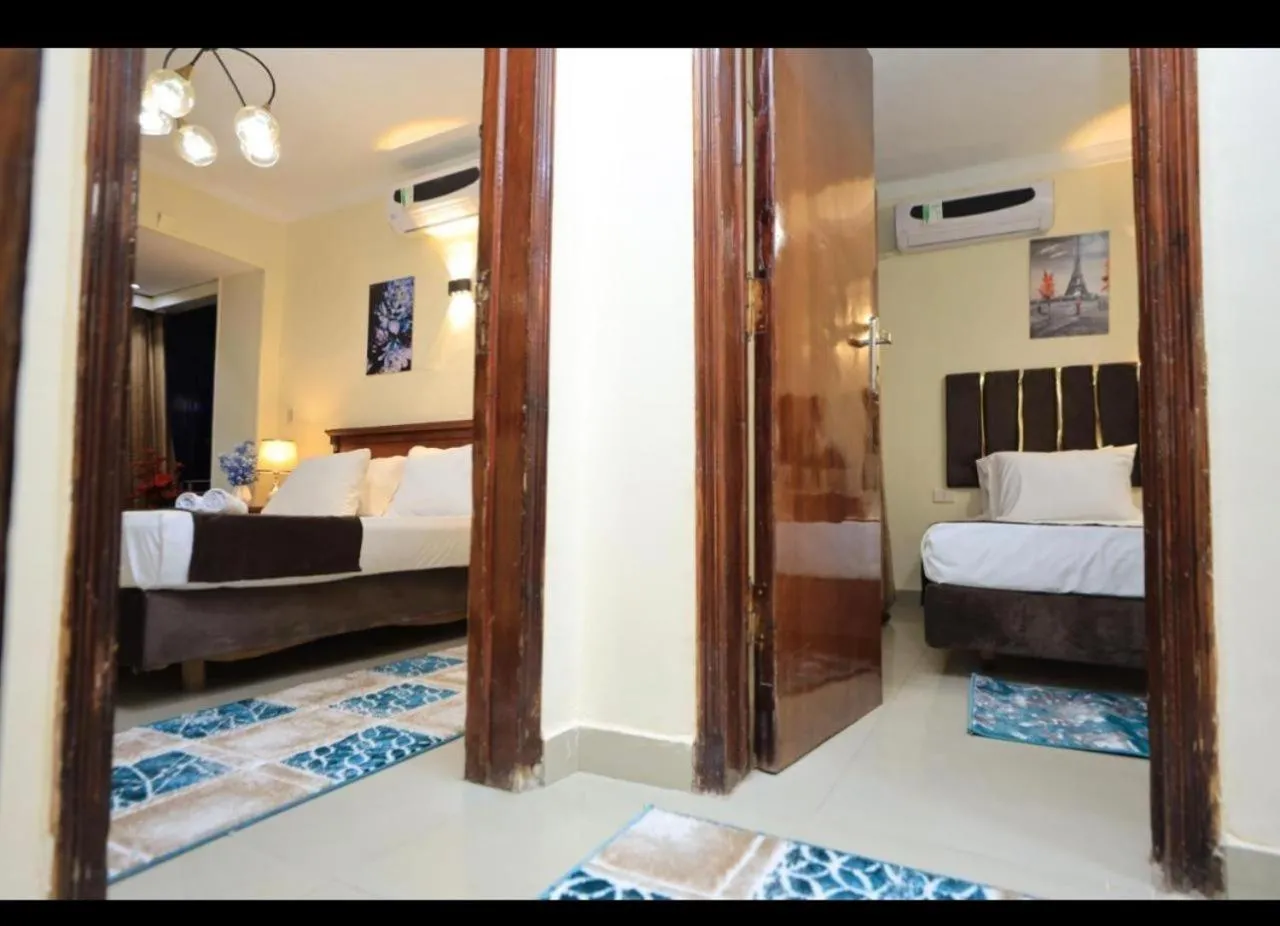 Bedroom, Bed in Dreamers Hotel