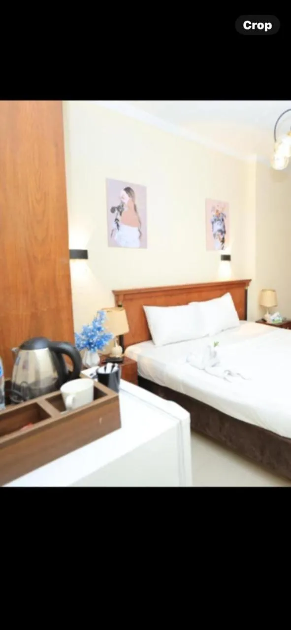 Bedroom, Bed in Dreamers Hotel