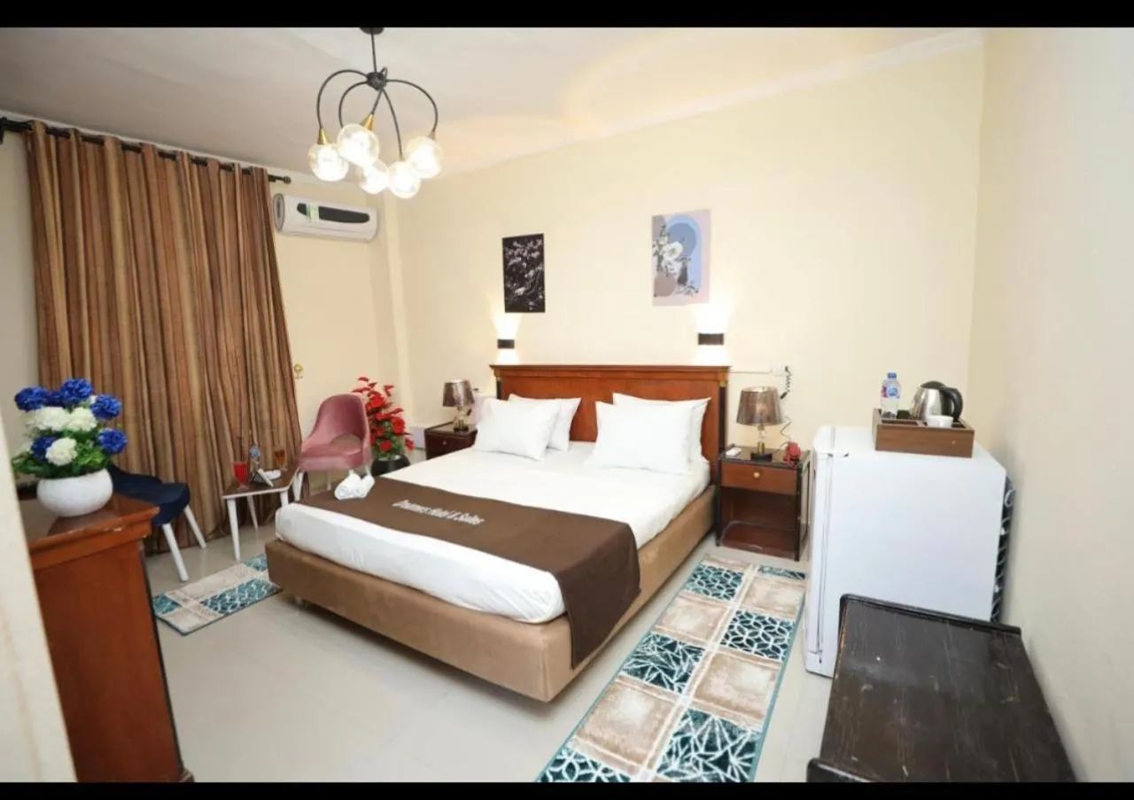 Bedroom, Bed in Dreamers Hotel