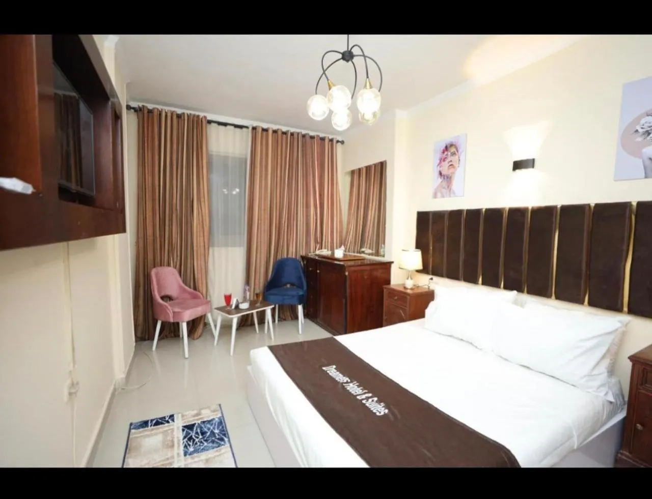Bedroom, Bed in Dreamers Hotel