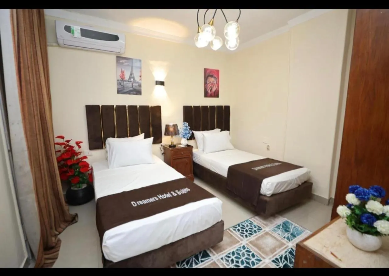Bedroom, Bed in Dreamers Hotel