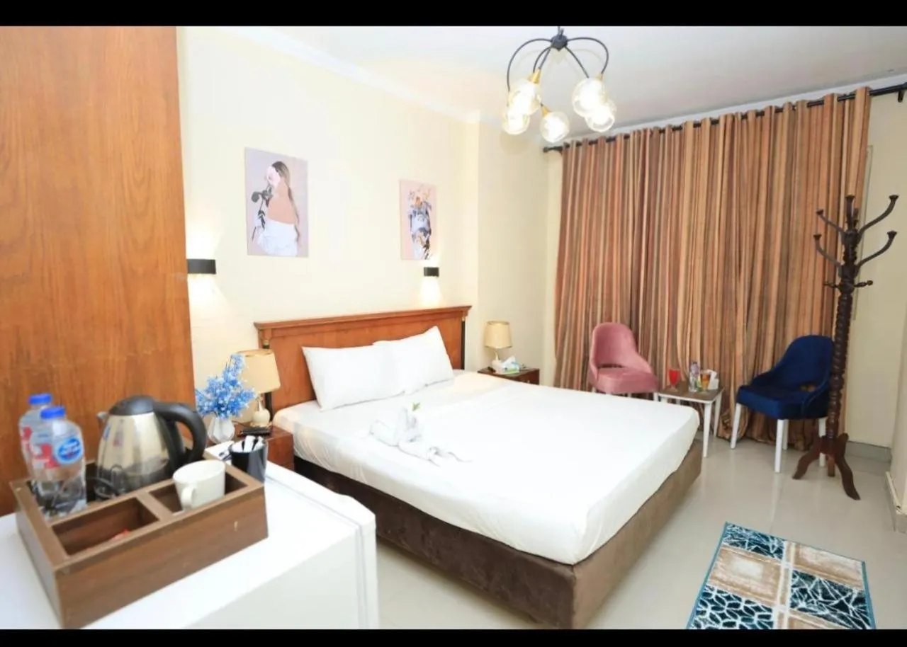 Bedroom, Bed in Dreamers Hotel