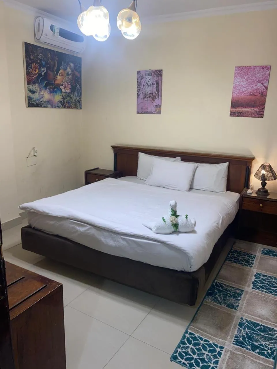 Bedroom, Bed in Dreamers Hotel