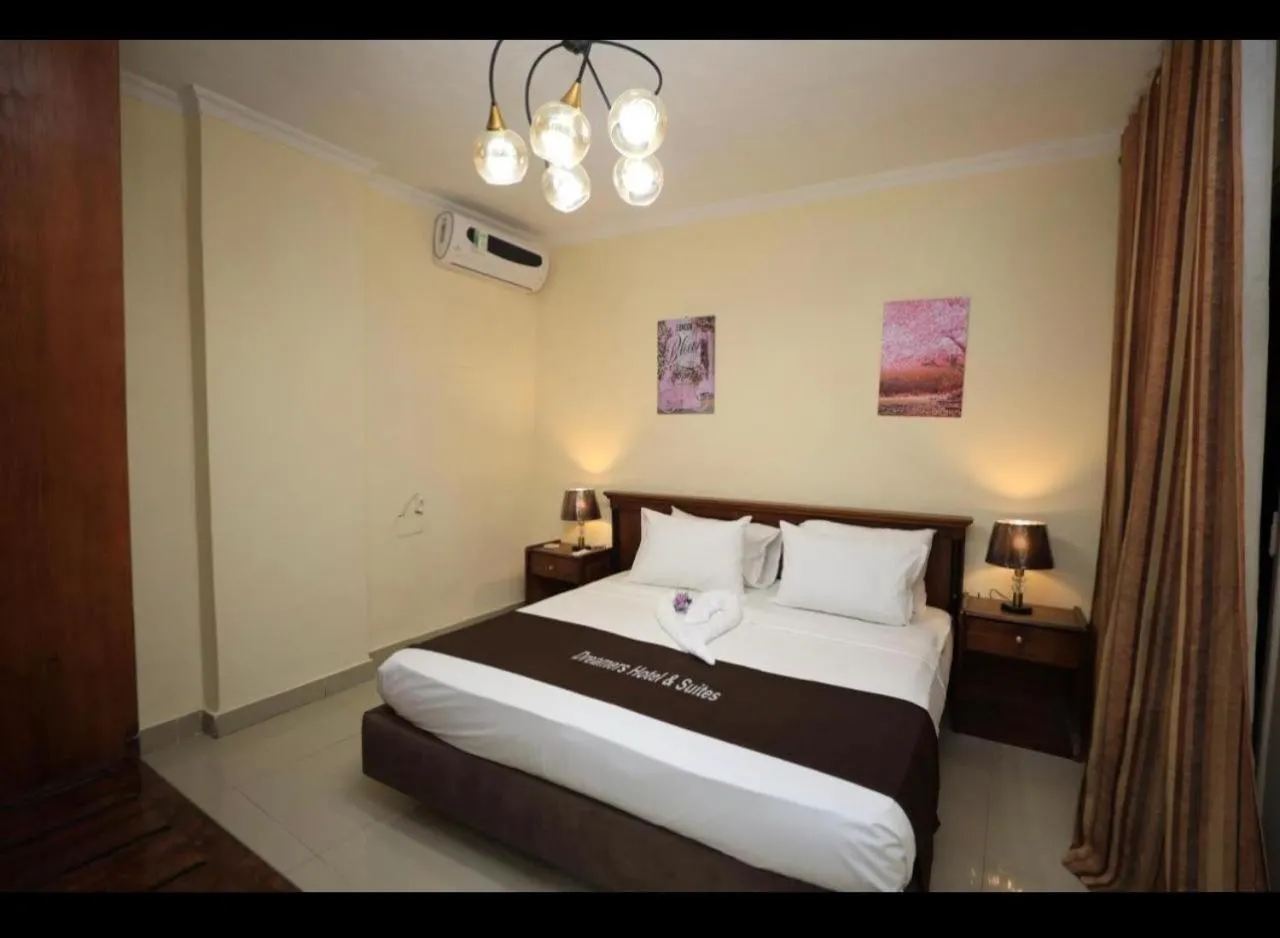 Bedroom, Bed in Dreamers Hotel