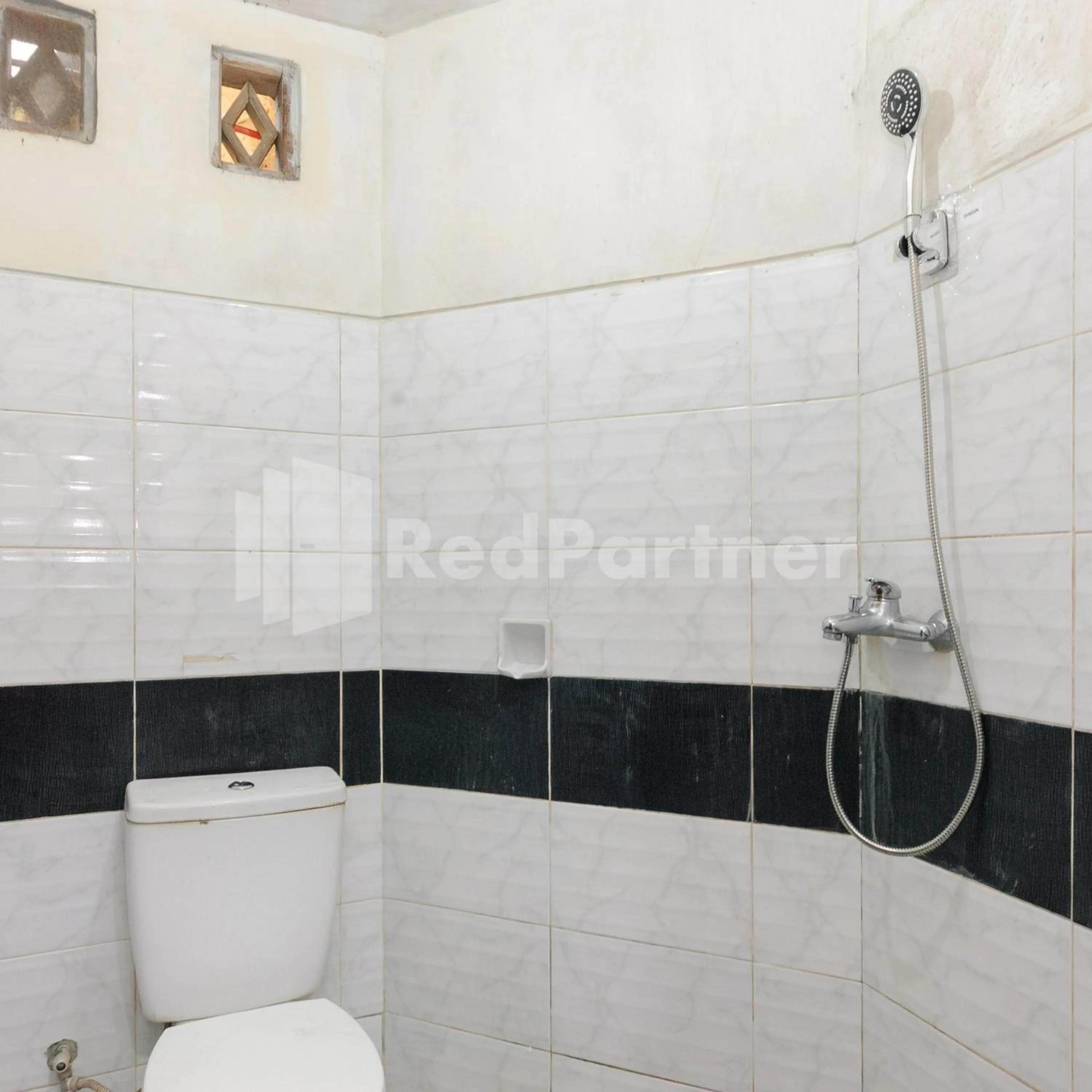 Bathroom in Wisma 24 at Hankam Puncak RedPartner