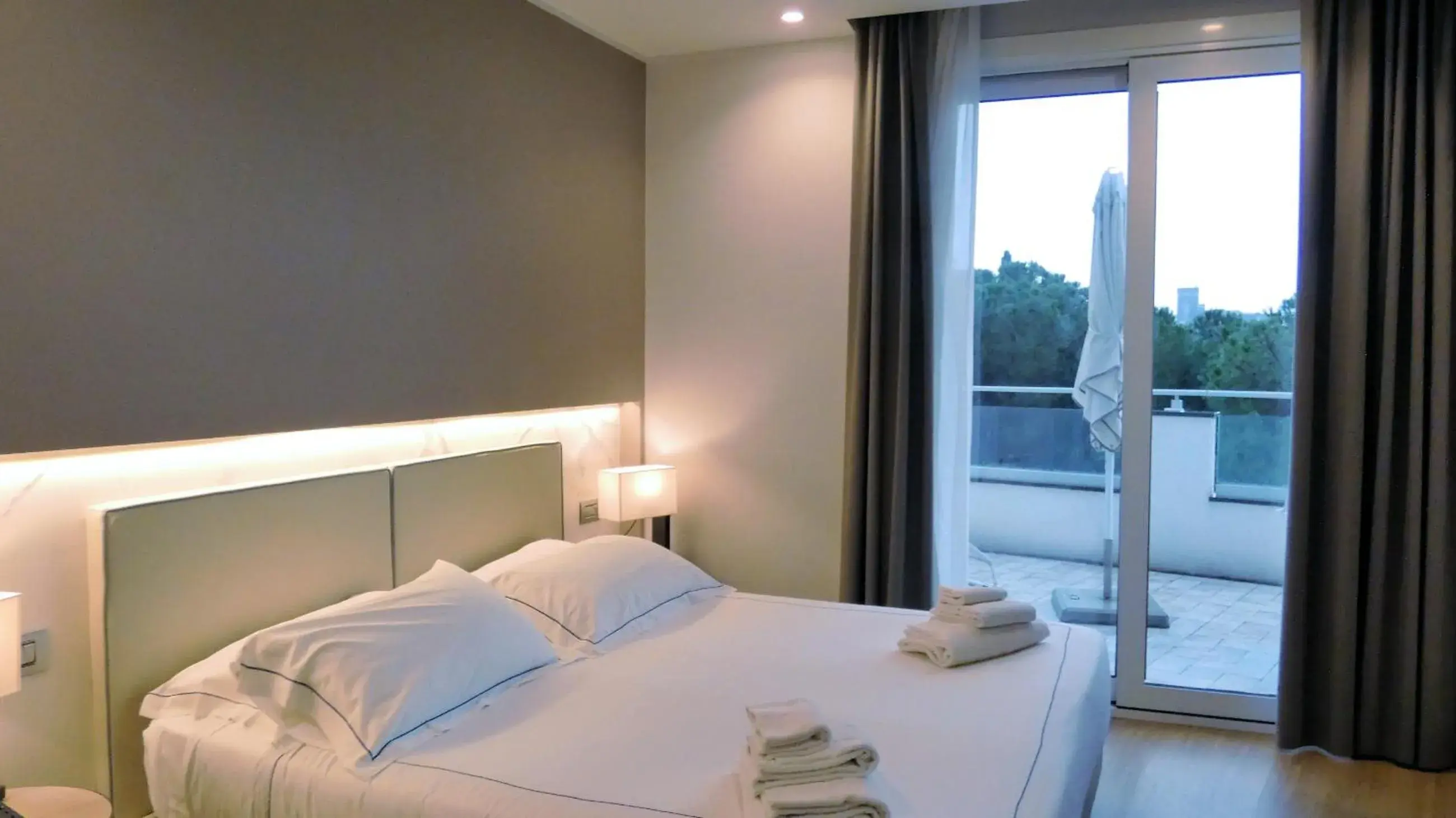 View (from property/room), Bed in Hotel Byron View (from property/room), Bed in Hotel Byron