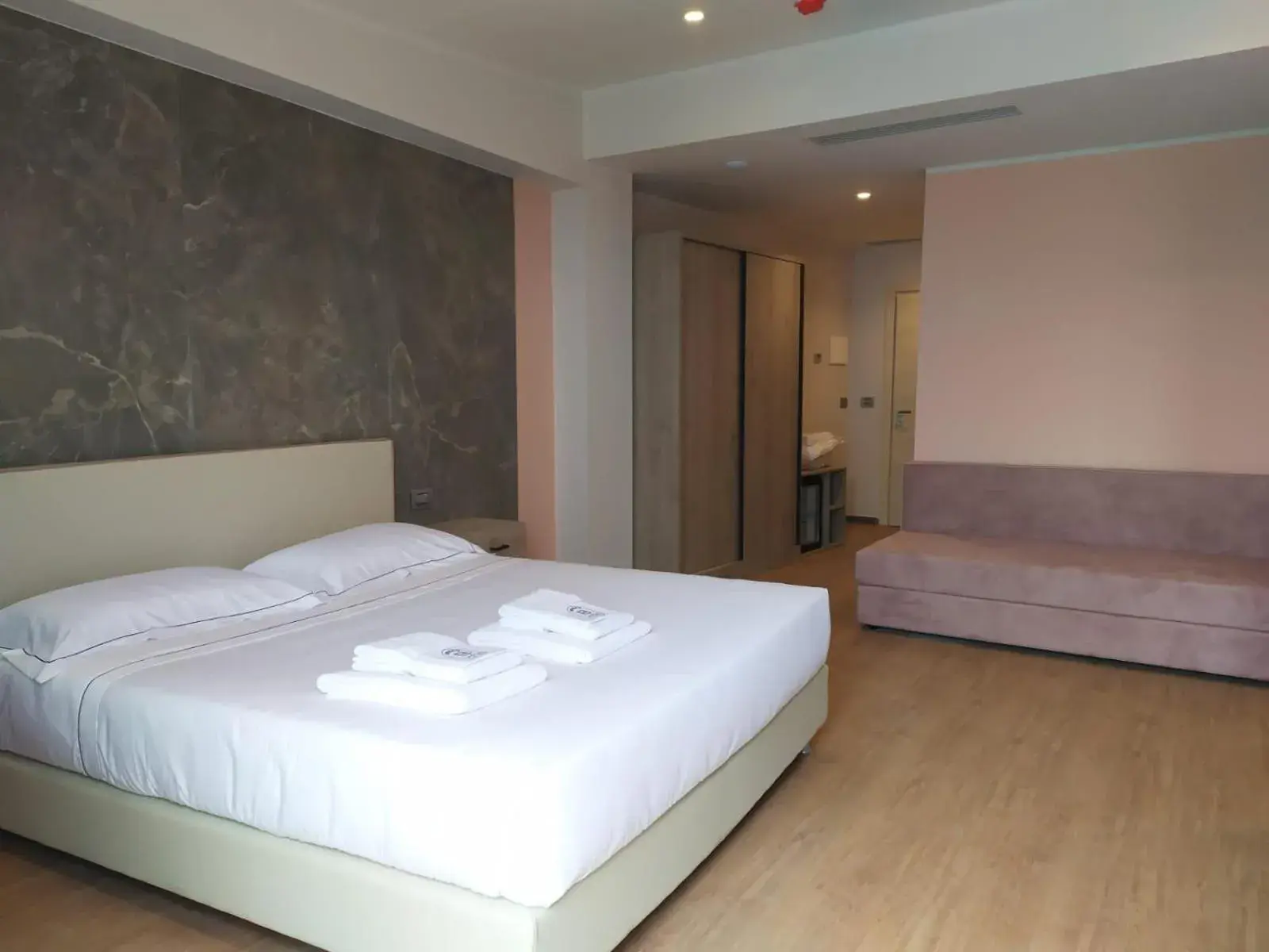 Bedroom, Bed in Hotel Byron Bedroom, Bed in Hotel Byron