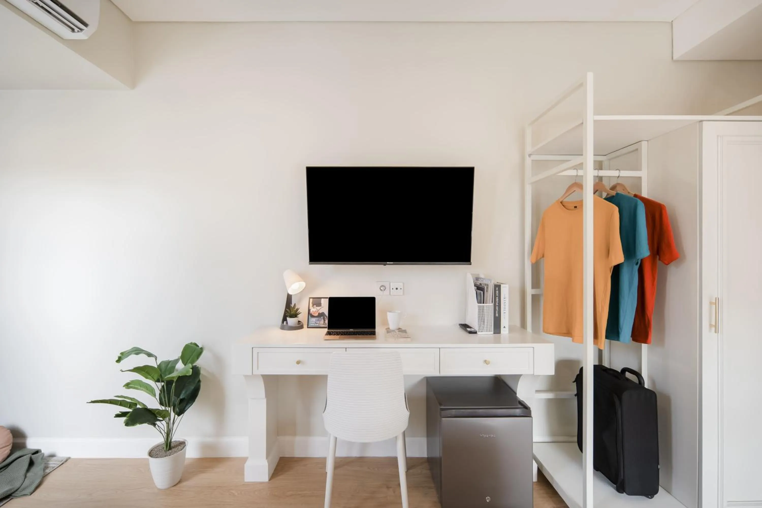 wardrobe in Cove Odilia Suite