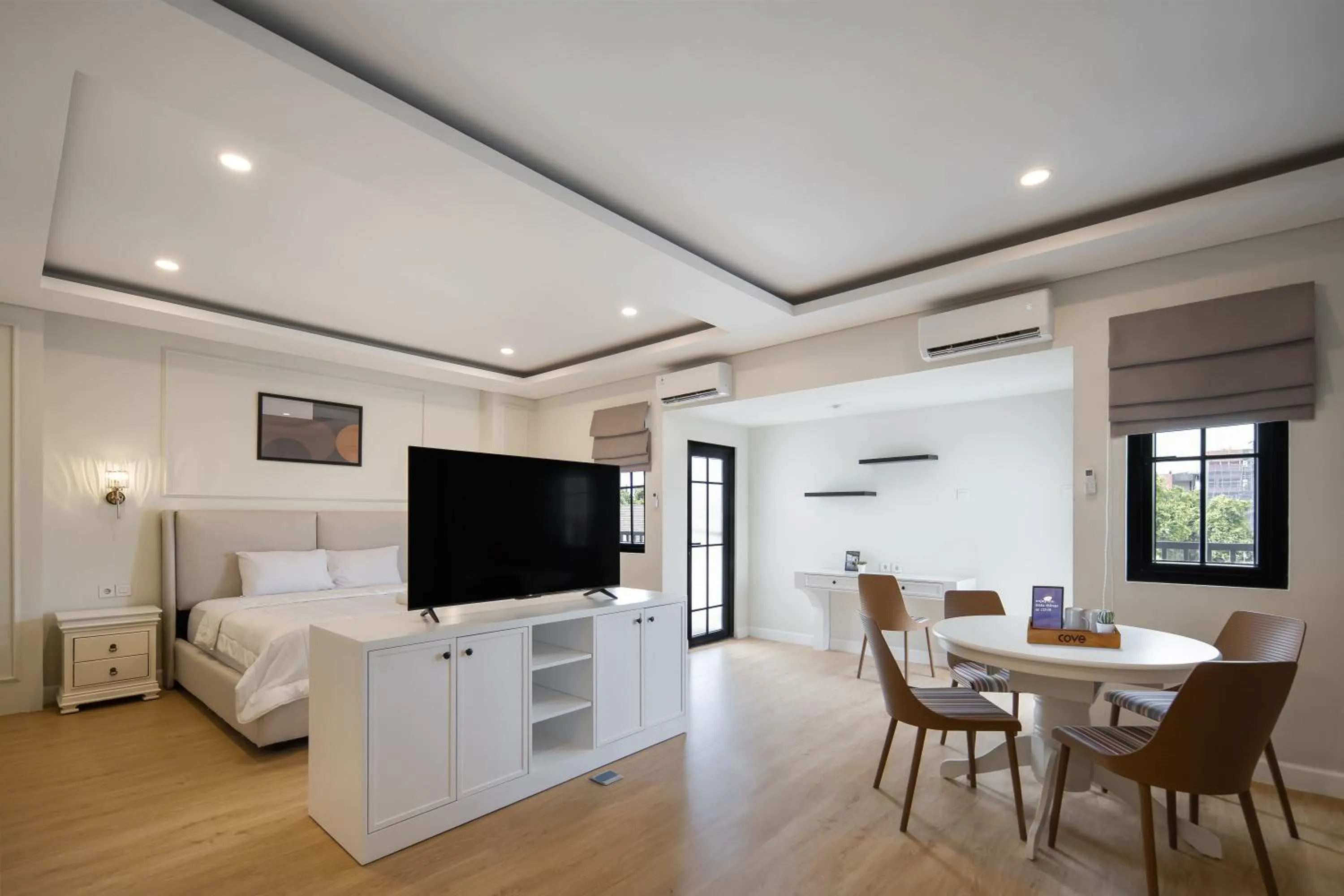 Photo of the whole room, Bed in Cove Odilia Suite