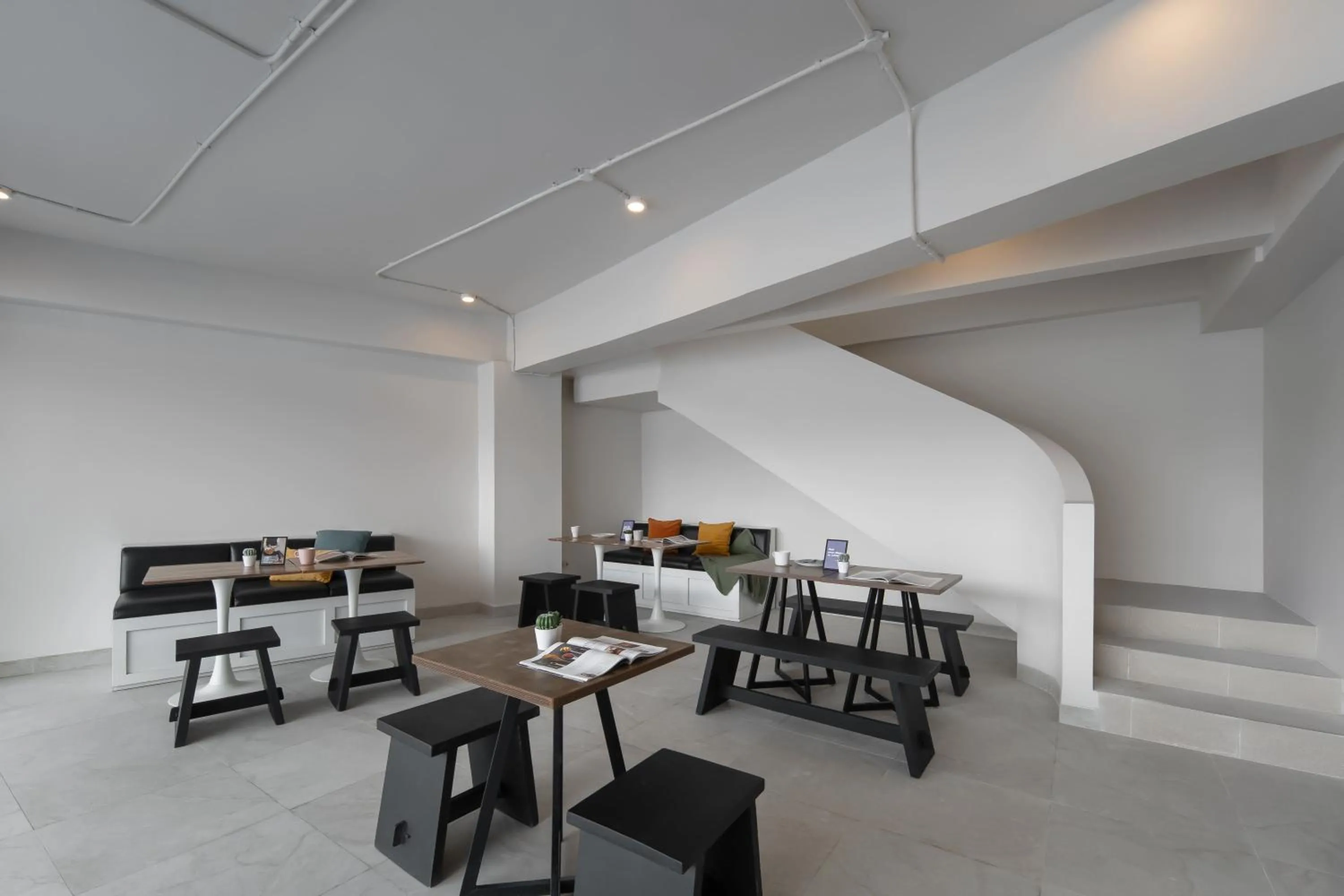 Seating area in Cove Odilia Suite