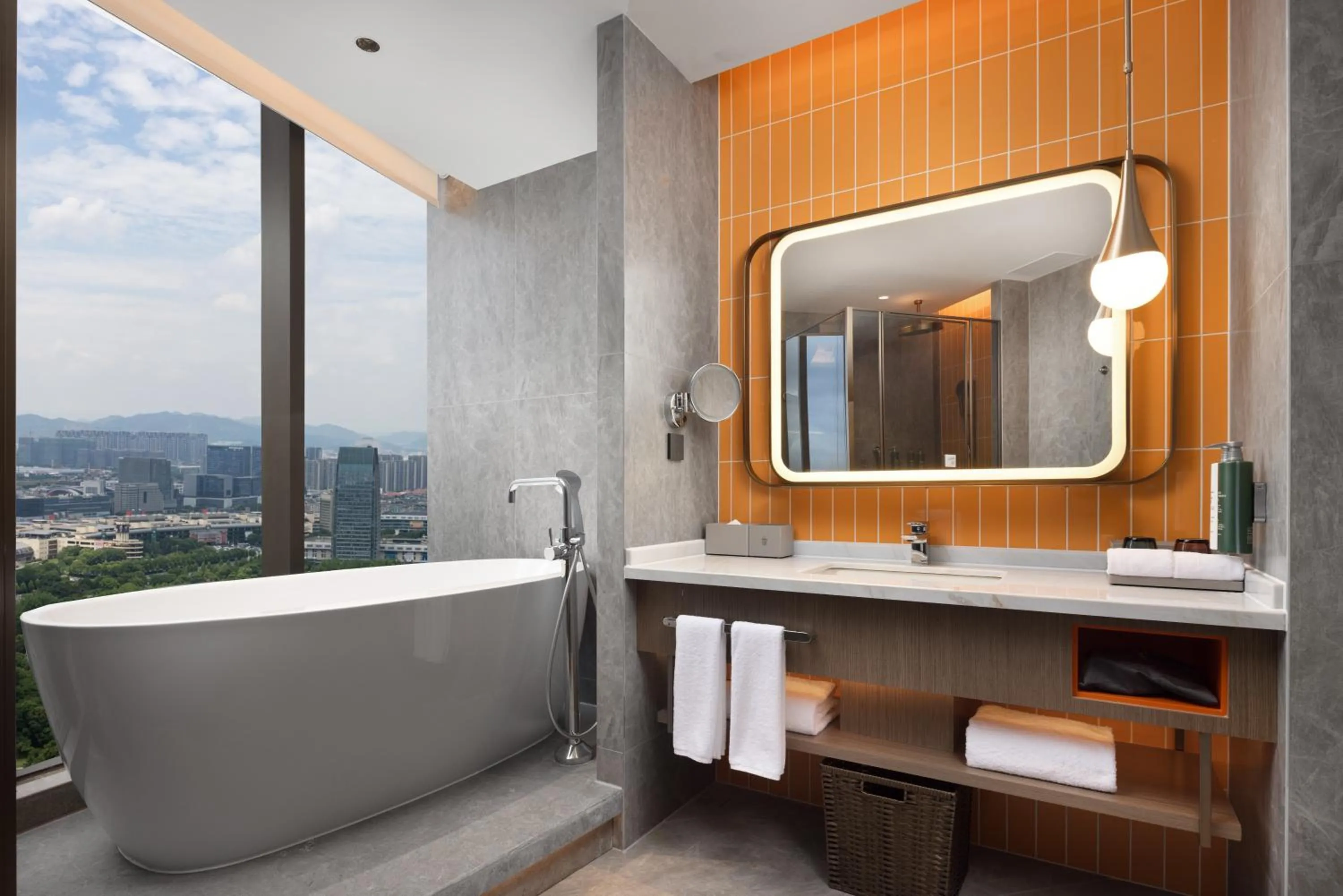 Bath in Home2 Suite by Hilton Yiwu World Trade Center