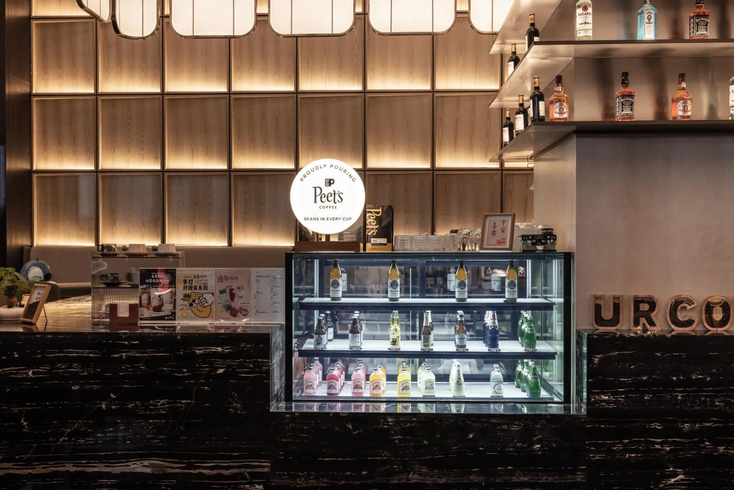 Lounge or bar in UrCove By Hyatt Guangzhou Baiyun Airport
