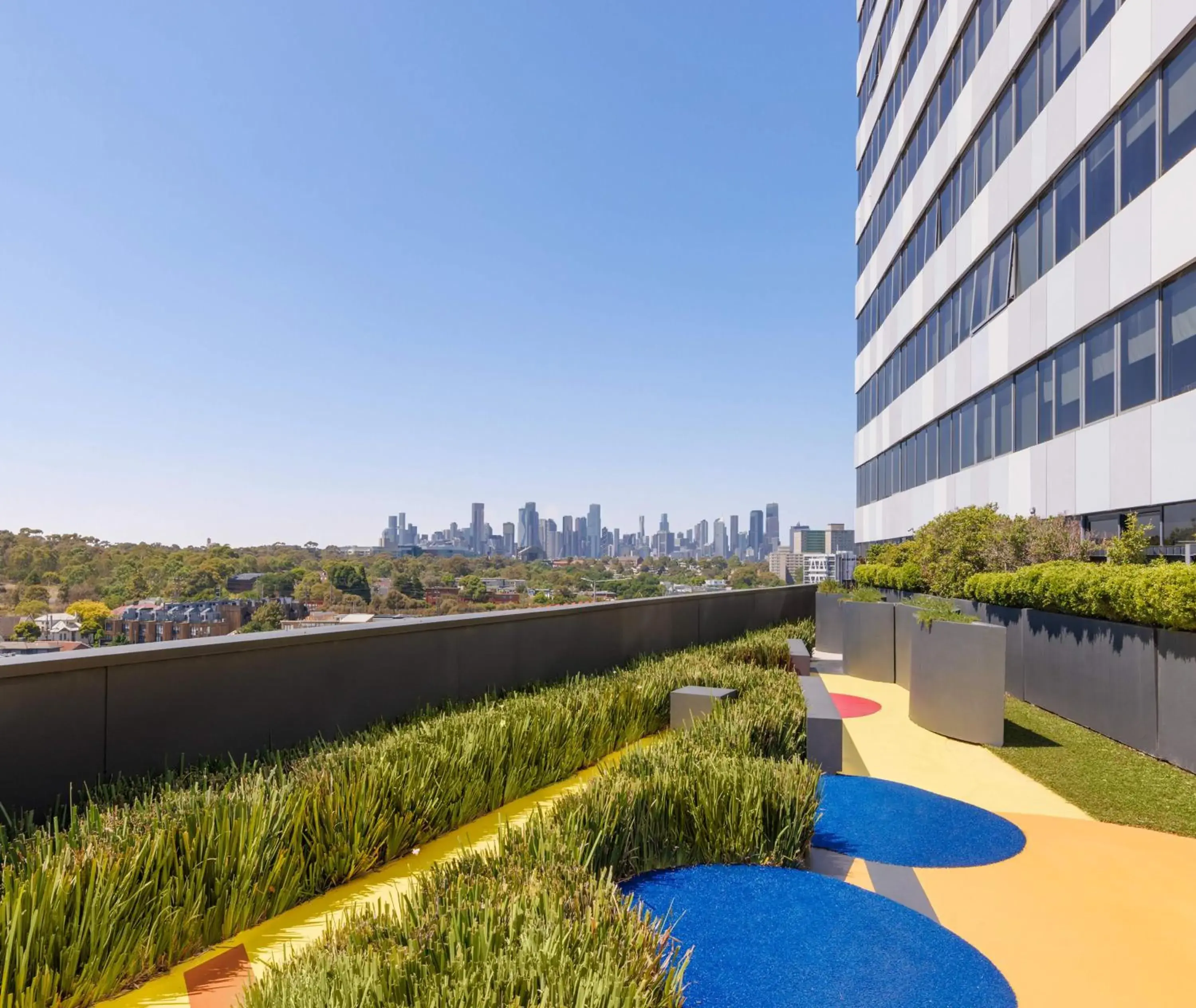 Property building in Oaks Melbourne Flemington Suites Property building in Oaks Melbourne Flemington Suites