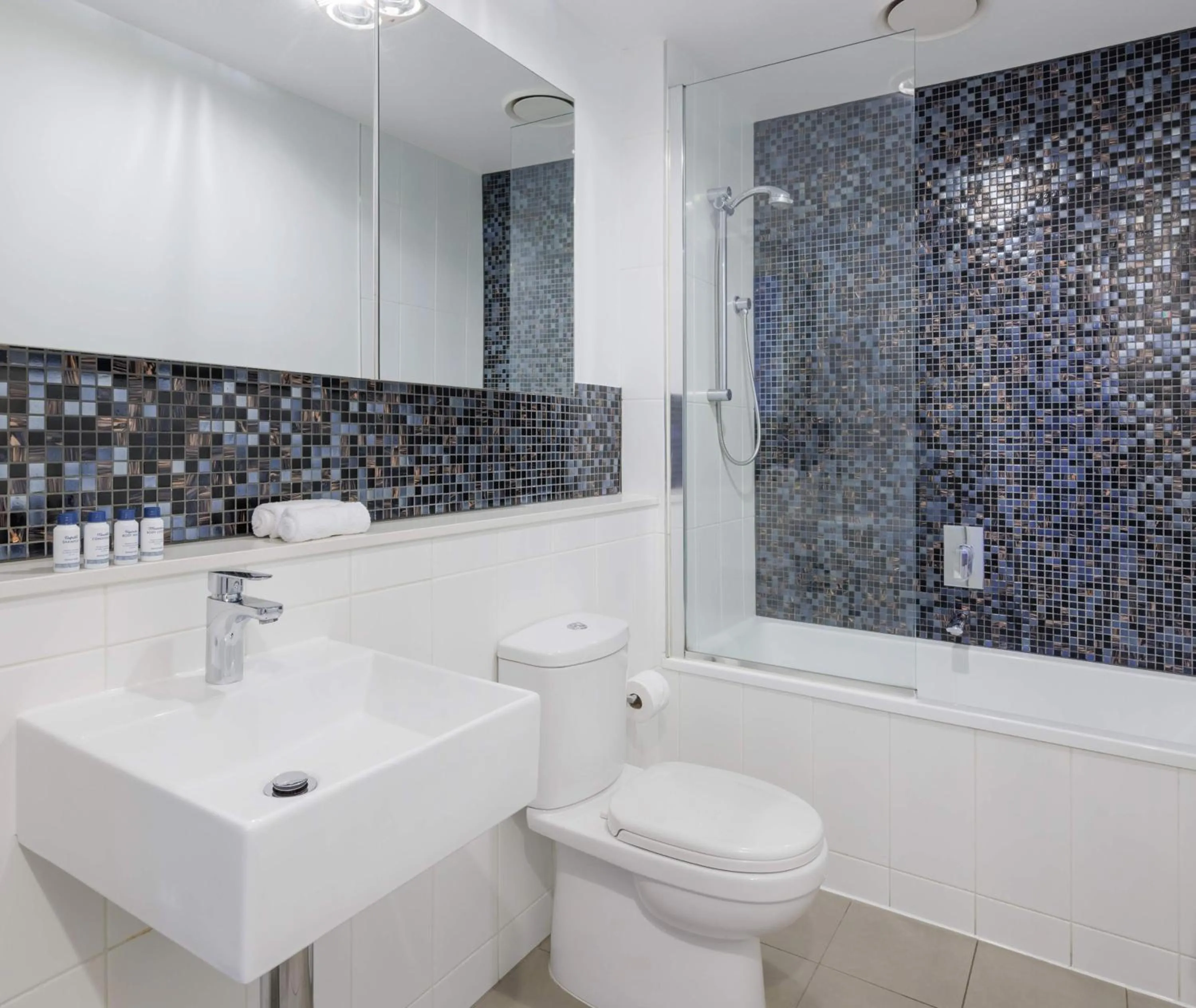 Shower in Oaks Melbourne Flemington Suites