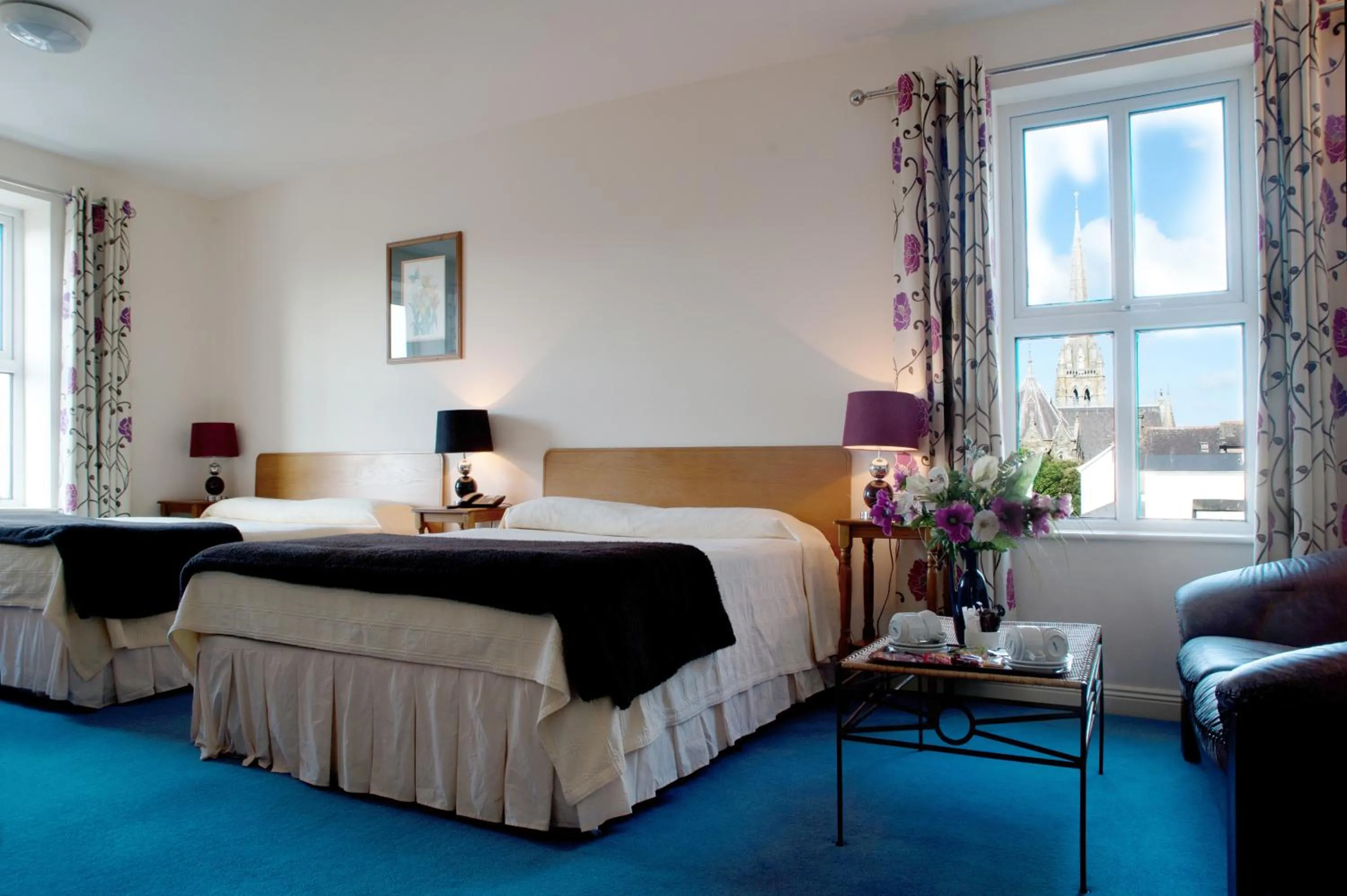 Shower, Bed in O Donovans Hotel