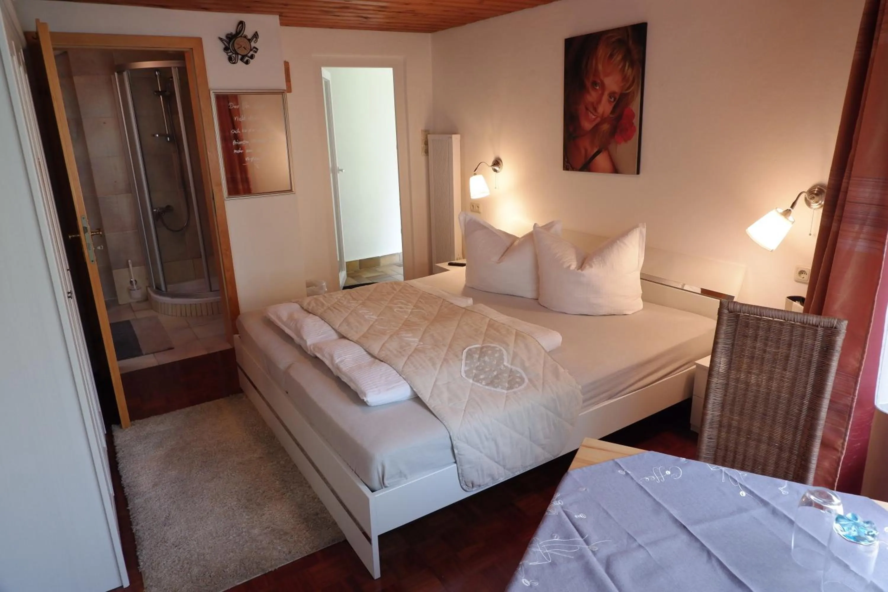 Bed in Frühstückspension Mayer-Schiller