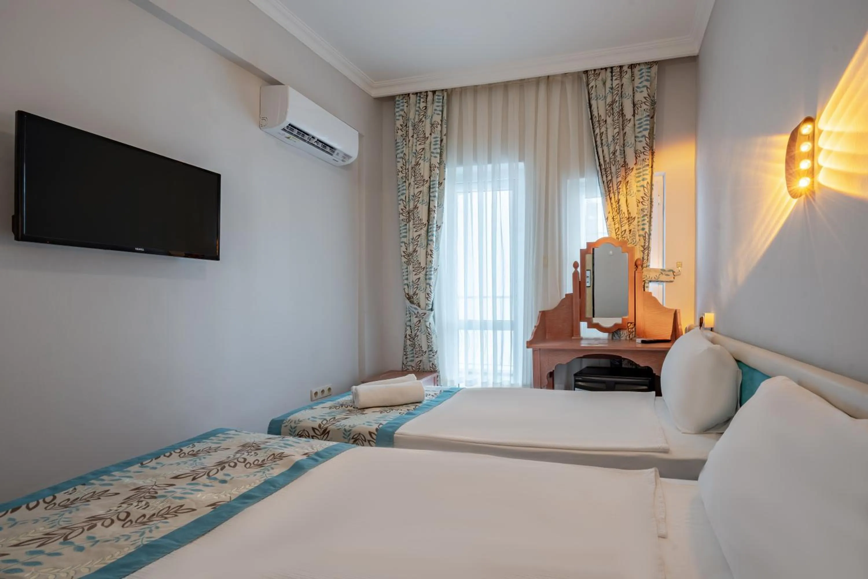 Bed in Side Nusso Beach Club - All Inclusive