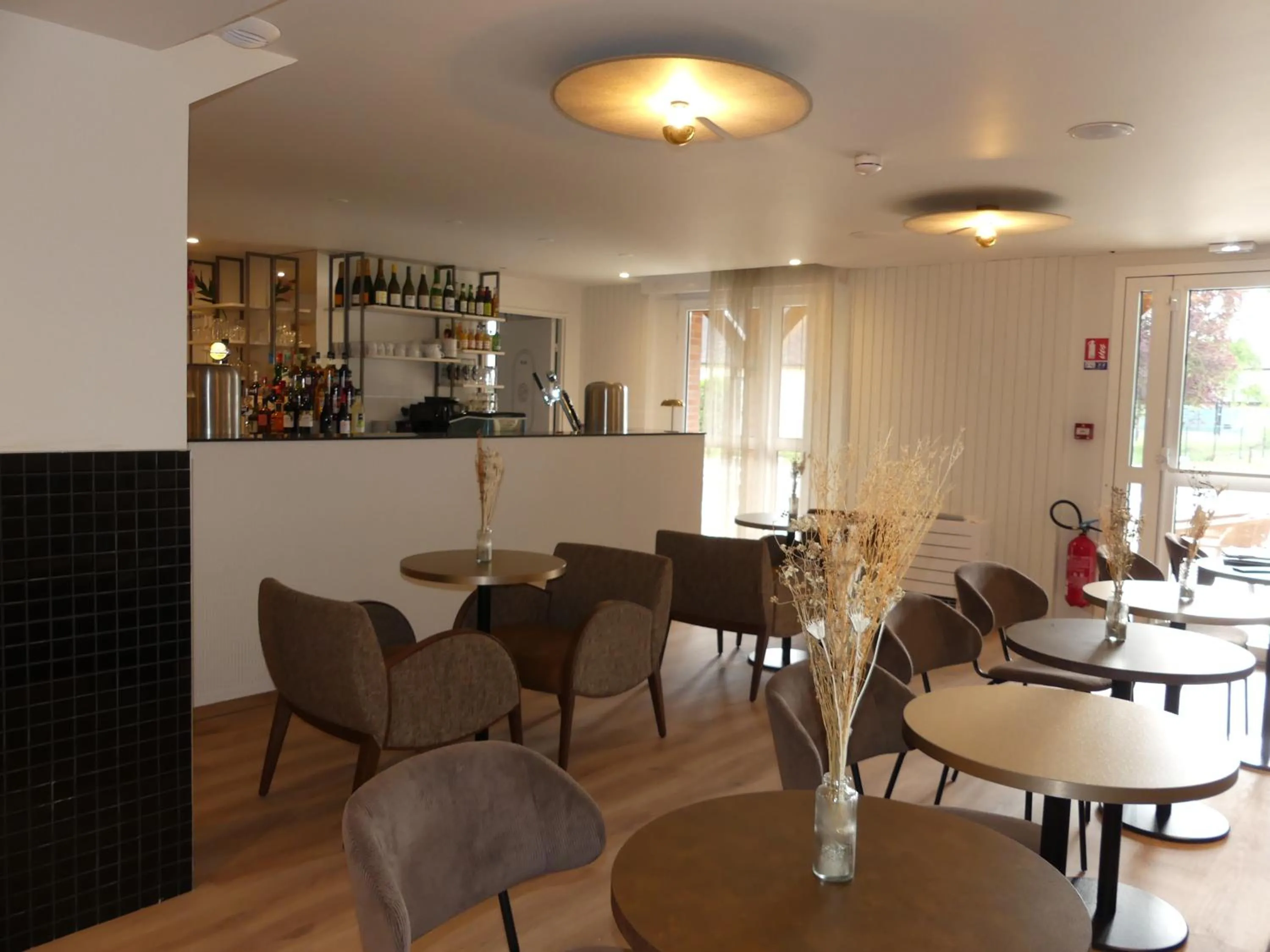Lounge or bar in Brit Hotel Confort Alençon