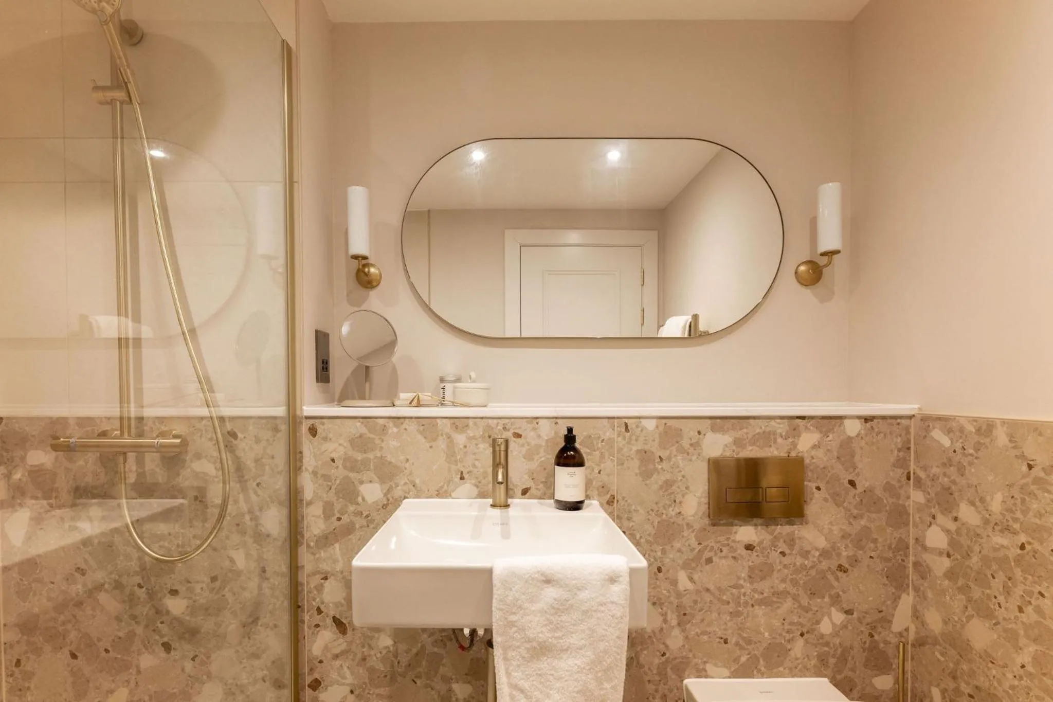 Bathroom in Moment George IV Bridge