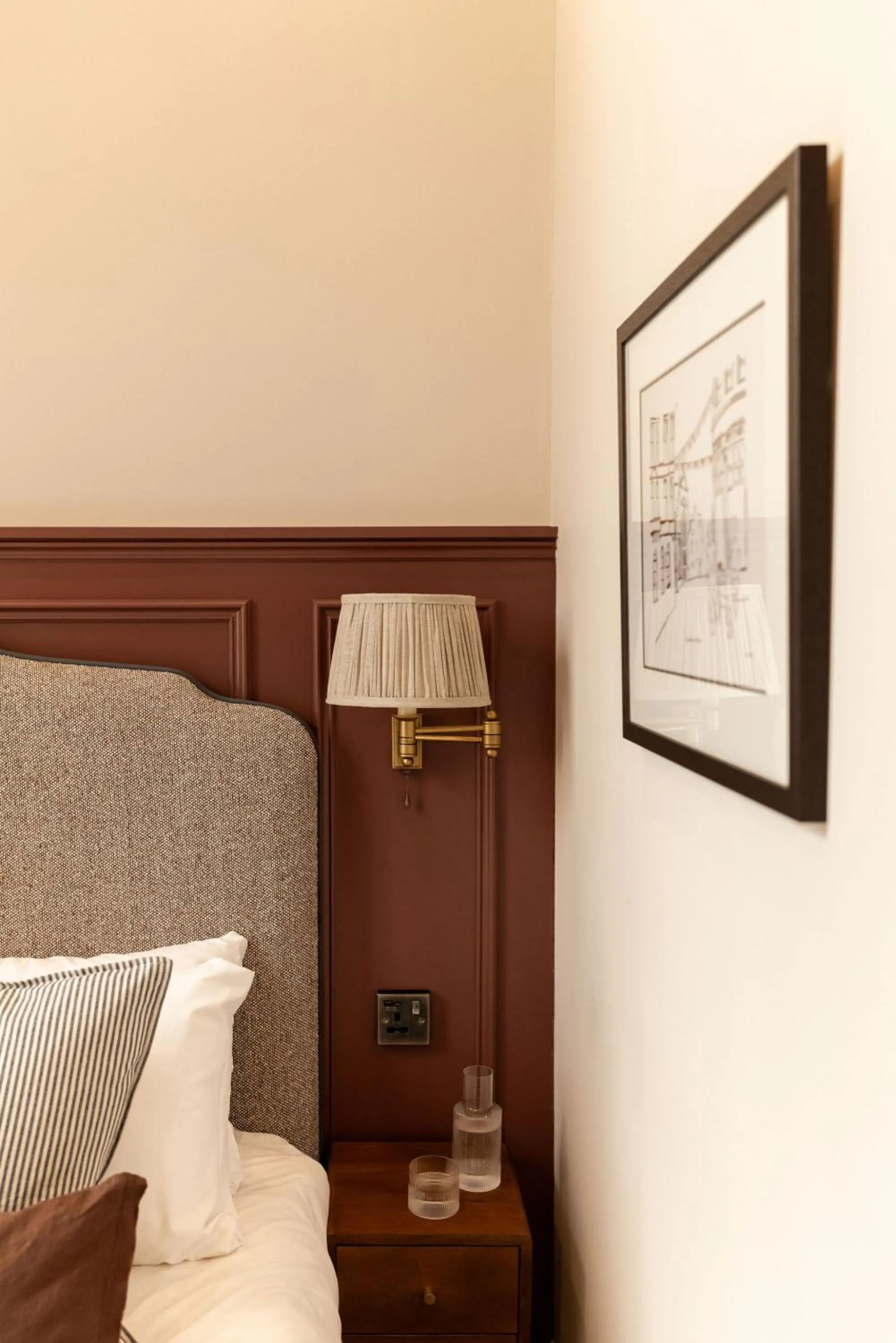 Bedroom, Bed in Moment George IV Bridge