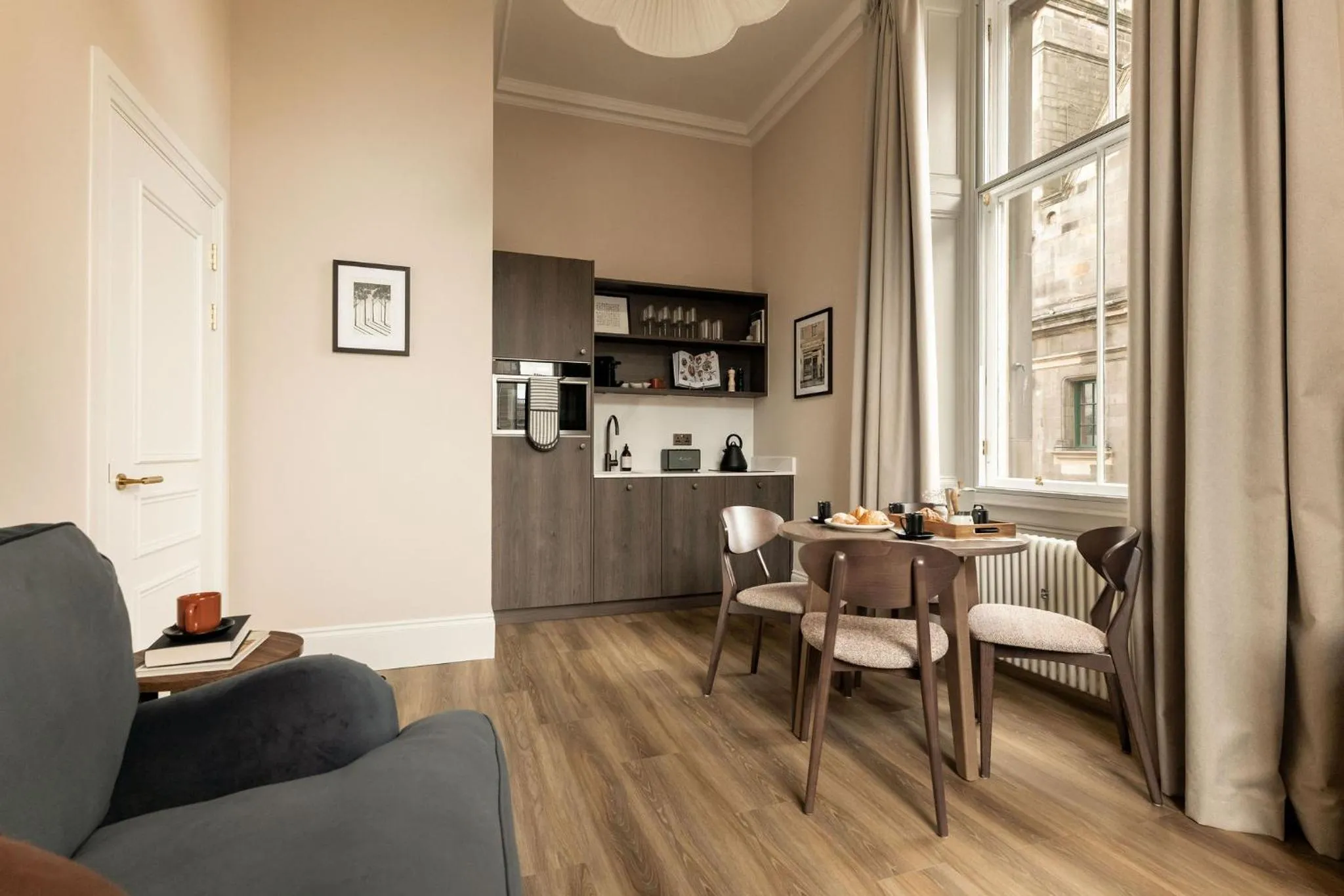 Living room in Moment George IV Bridge