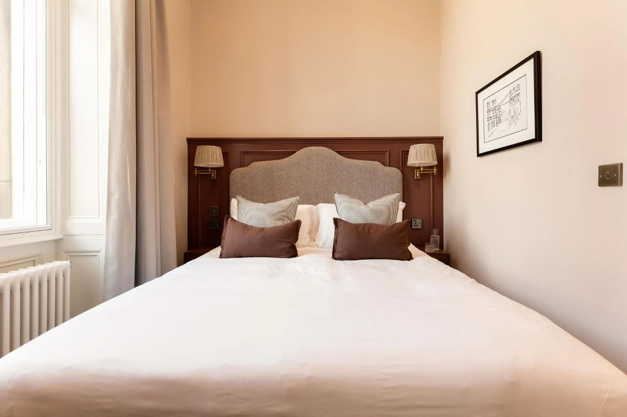 Bedroom, Bed in Moment George IV Bridge