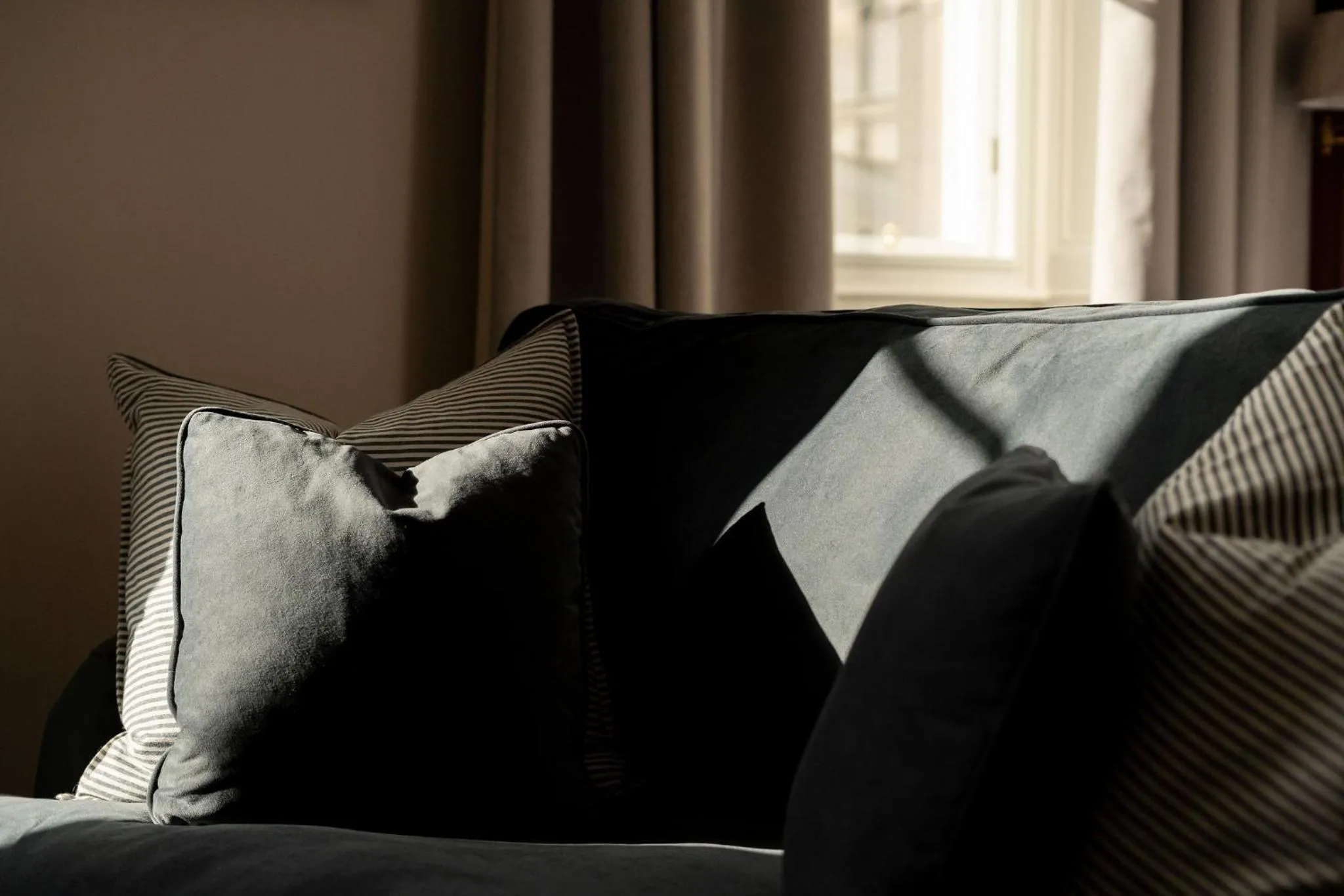 Living room in Moment George IV Bridge