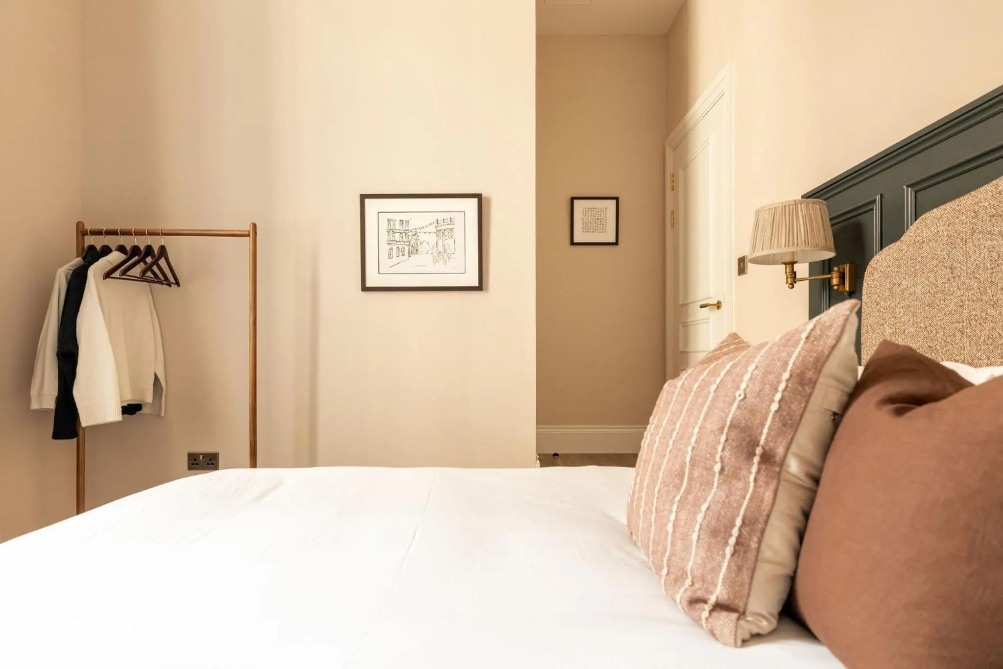 Bedroom, Bed in Moment George IV Bridge