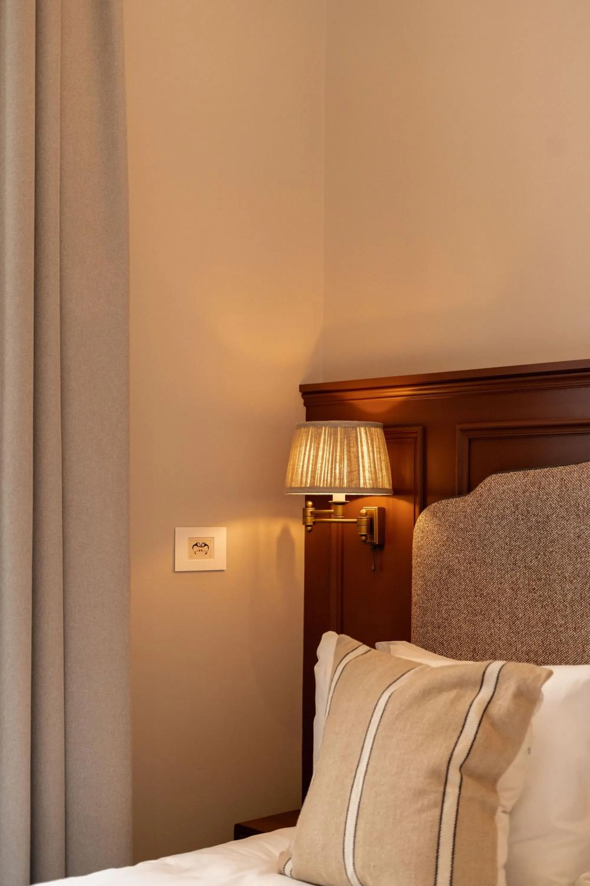 Bedroom, Bed in Moment George IV Bridge