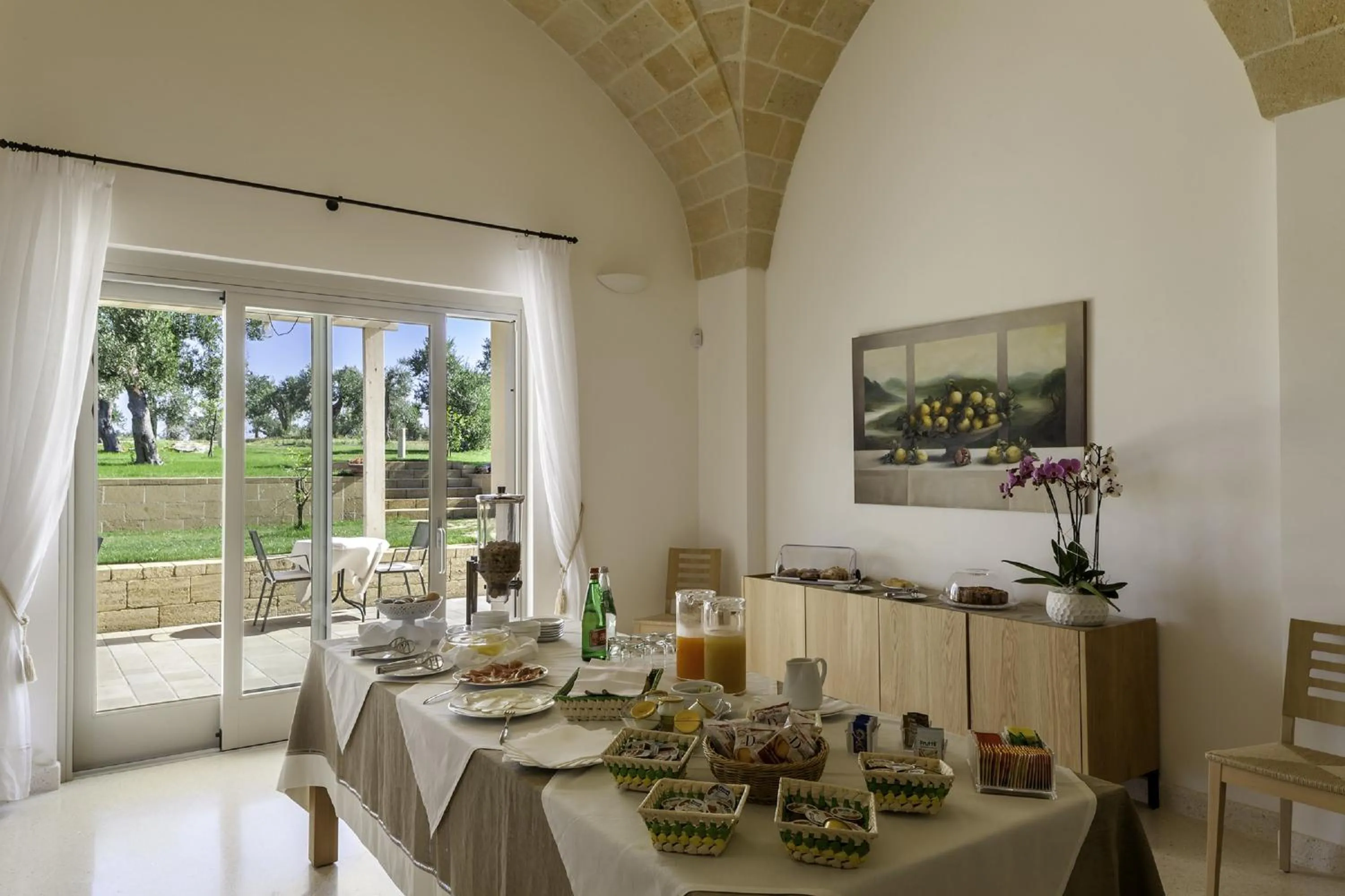 Buffet breakfast in Tenuta Monticelli Bio Relais