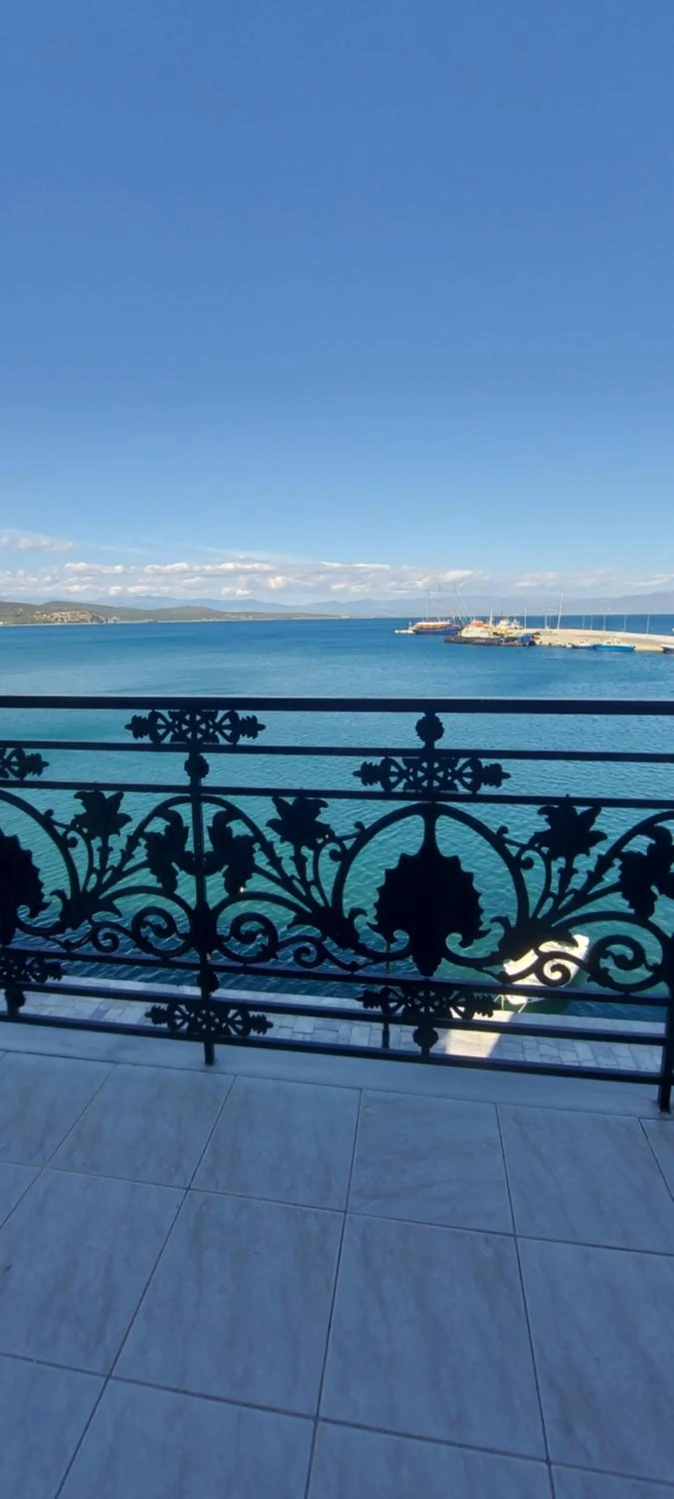 Leonidas Hotel
