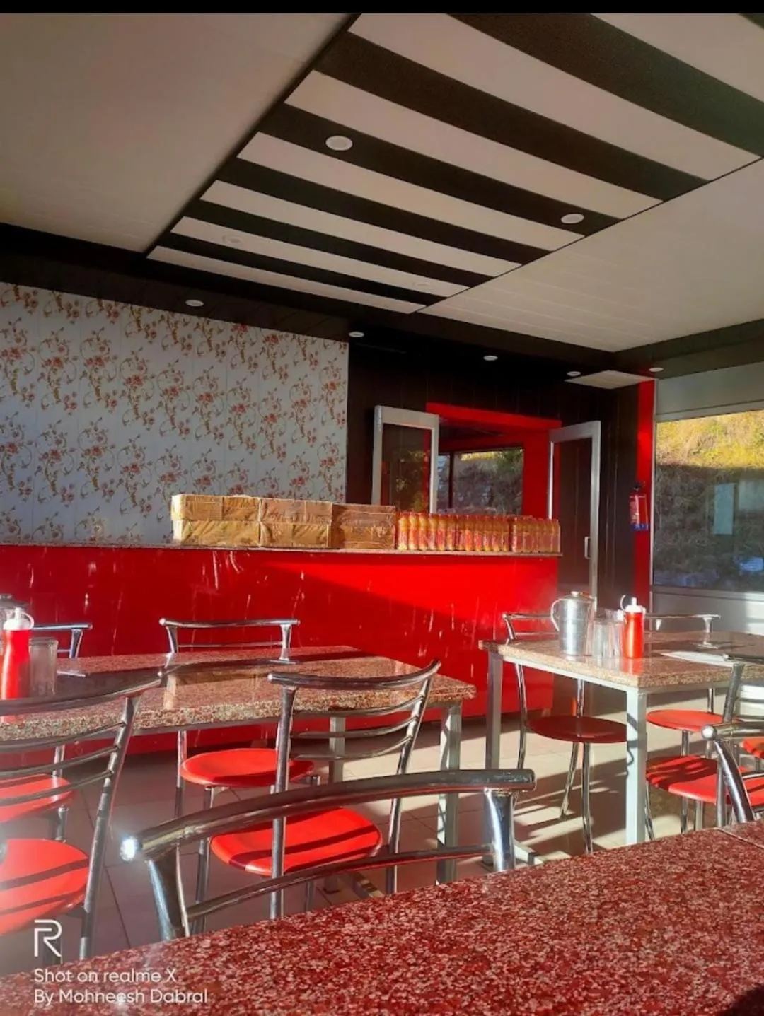 Restaurant/places to eat in Hotel The Pine Villa