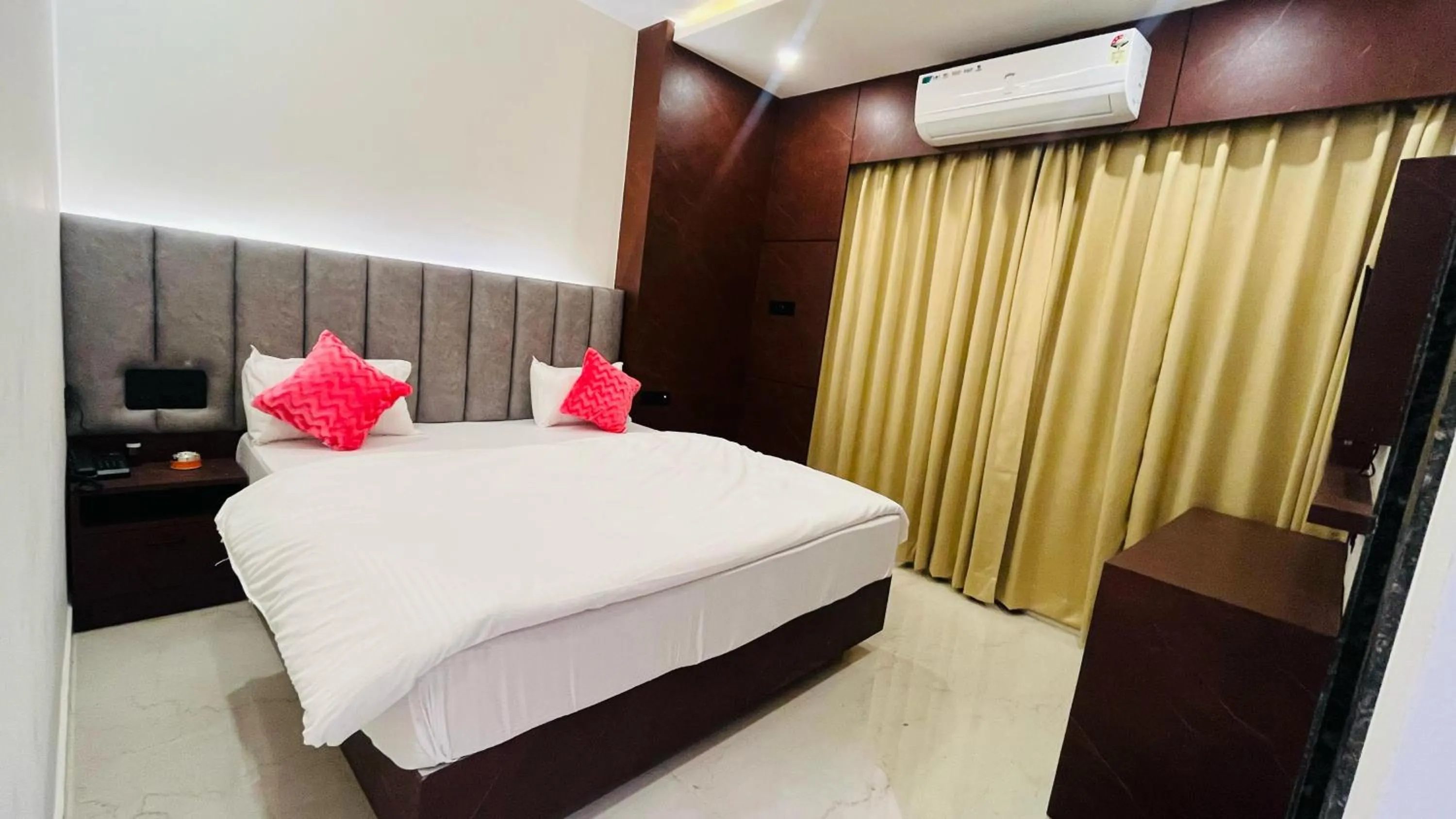 Photo of the whole room, Bed in Hotel Revanta