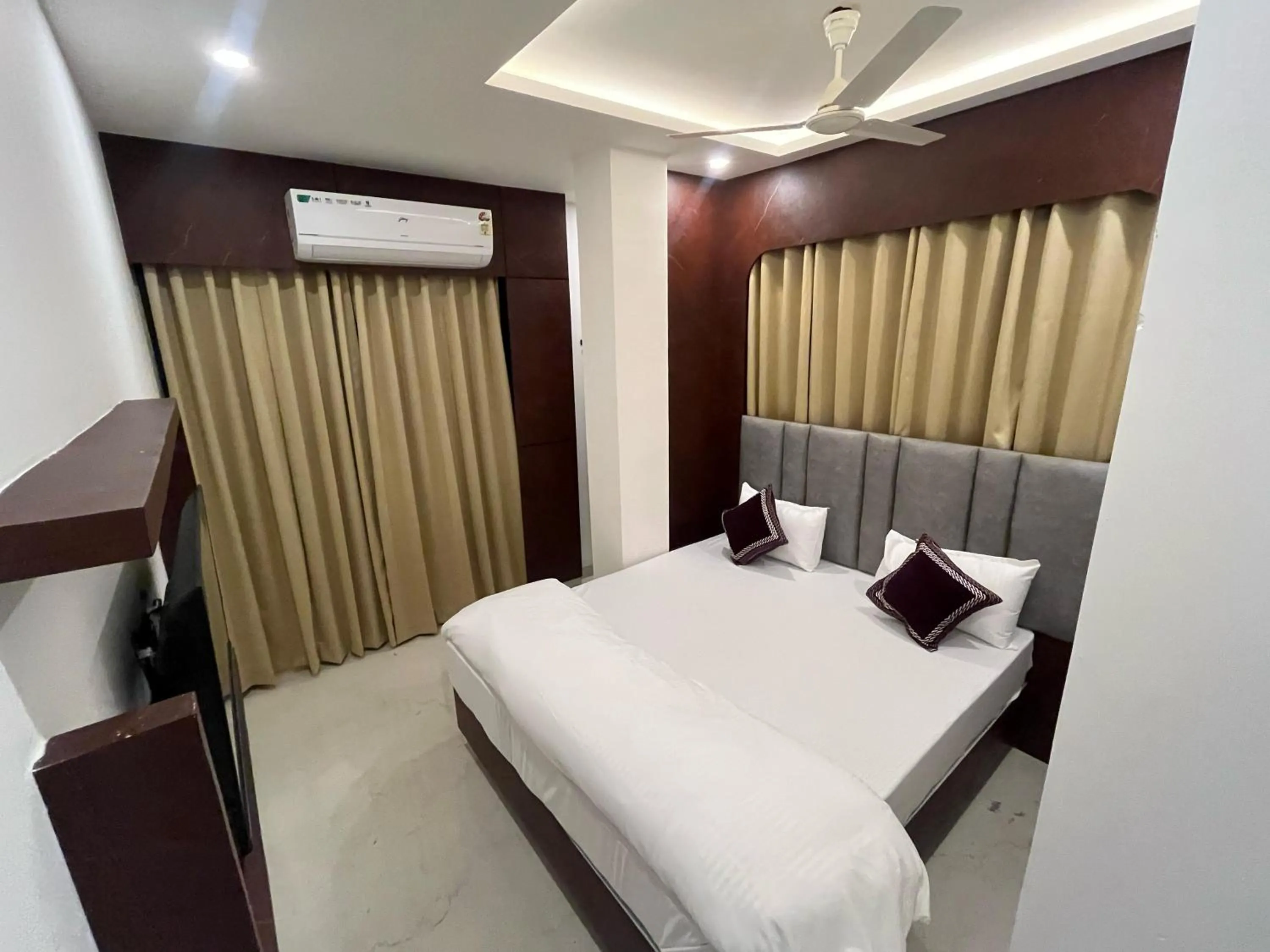 Bedroom, Bed in Hotel Revanta
