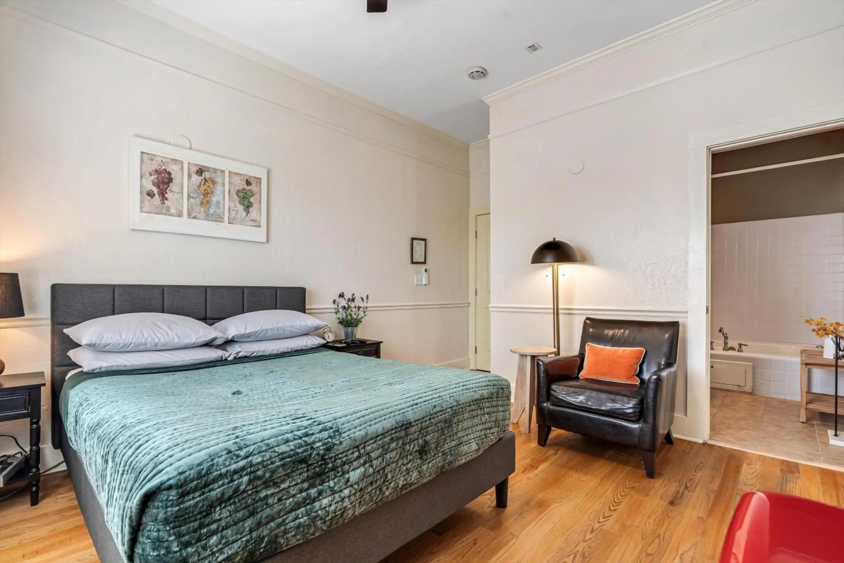 Bed in Cinnamon Bear Creekside Inn Bed in Cinnamon Bear Creekside Inn