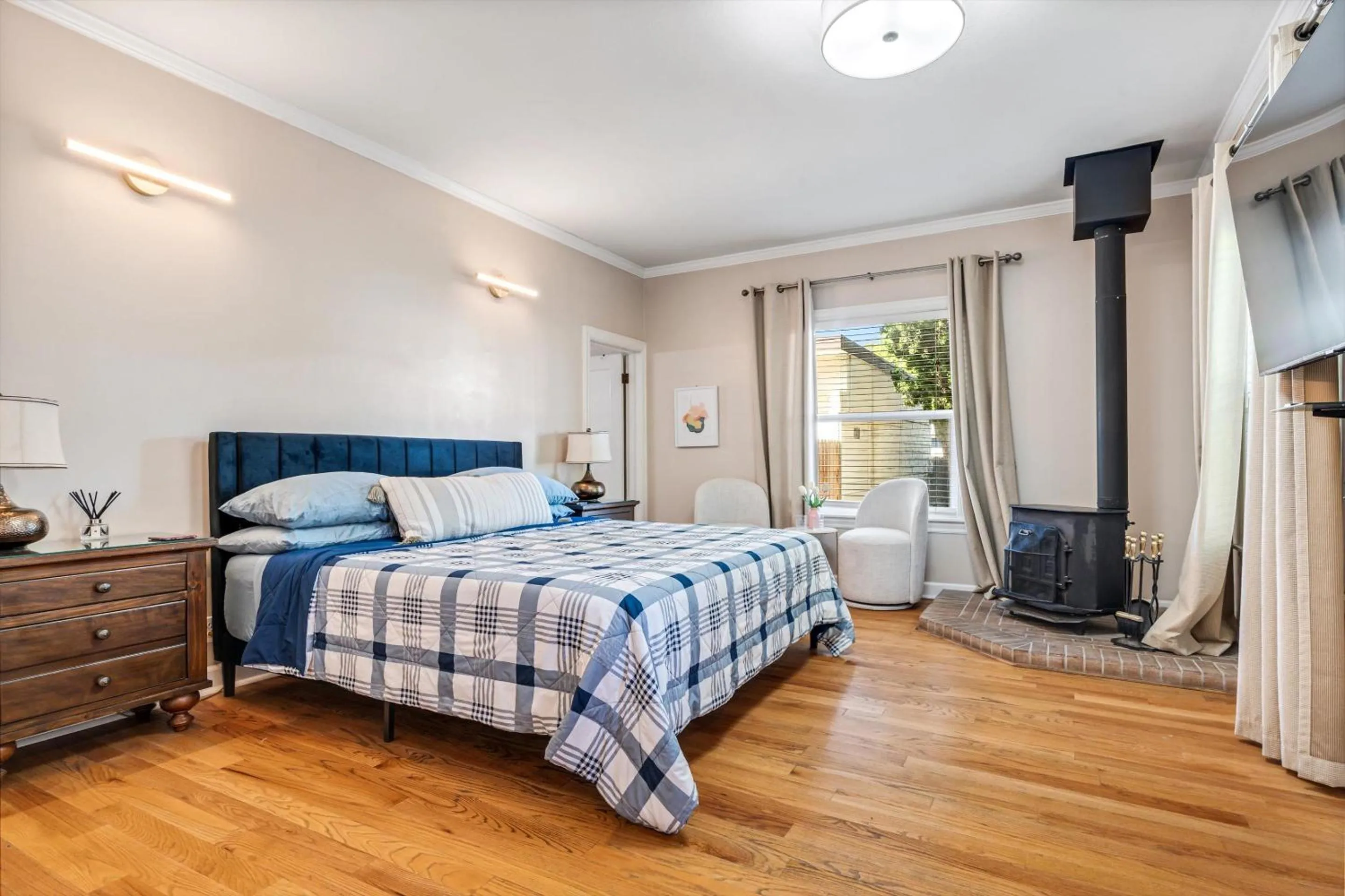 Bed in Cinnamon Bear Creekside Inn