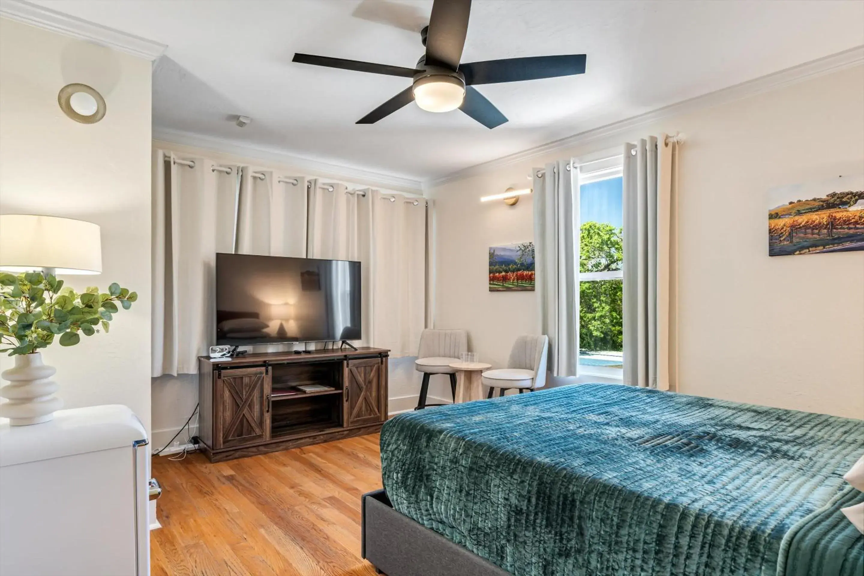 Bed in Cinnamon Bear Creekside Inn Bed in Cinnamon Bear Creekside Inn