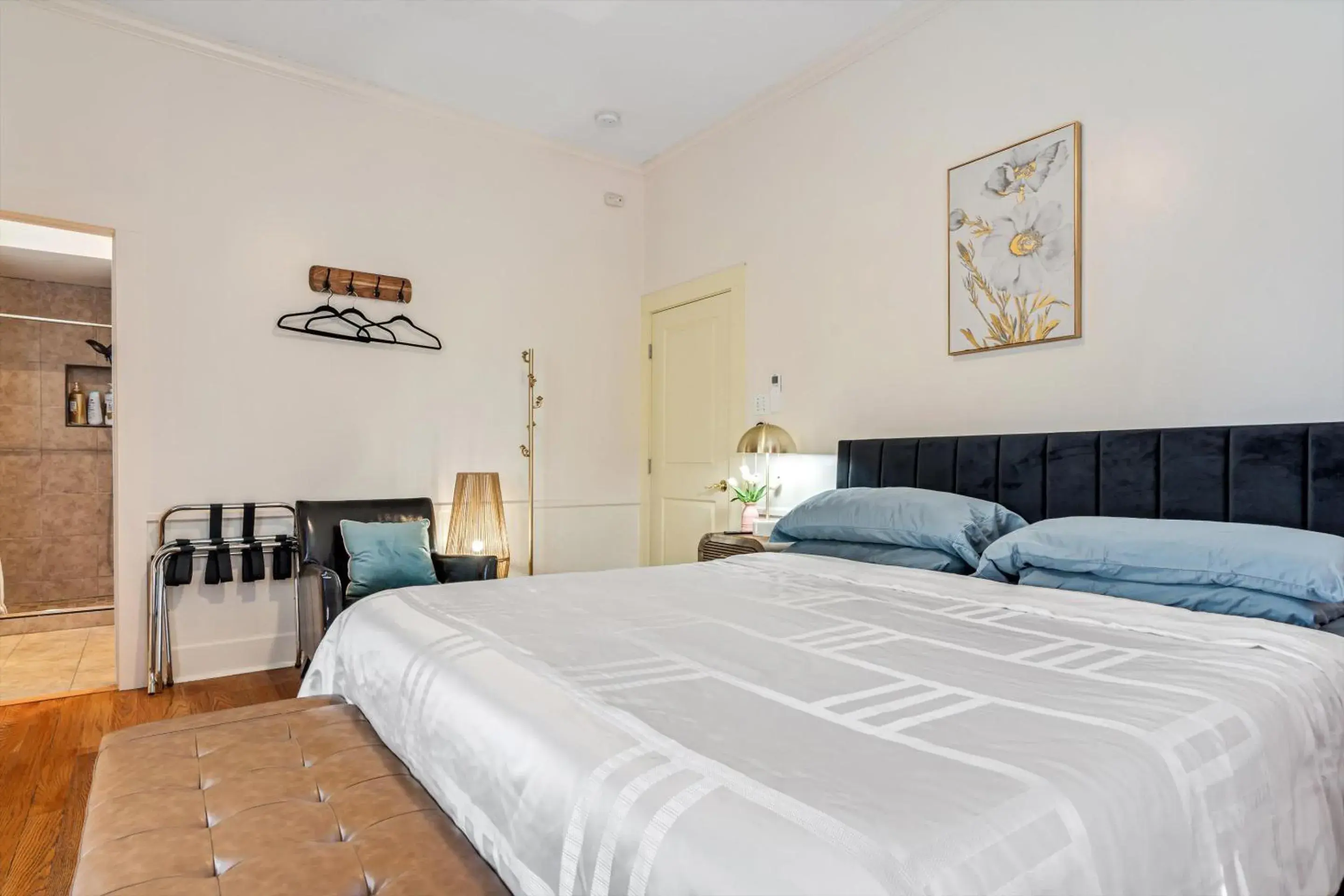 Bed in Cinnamon Bear Creekside Inn Bed in Cinnamon Bear Creekside Inn