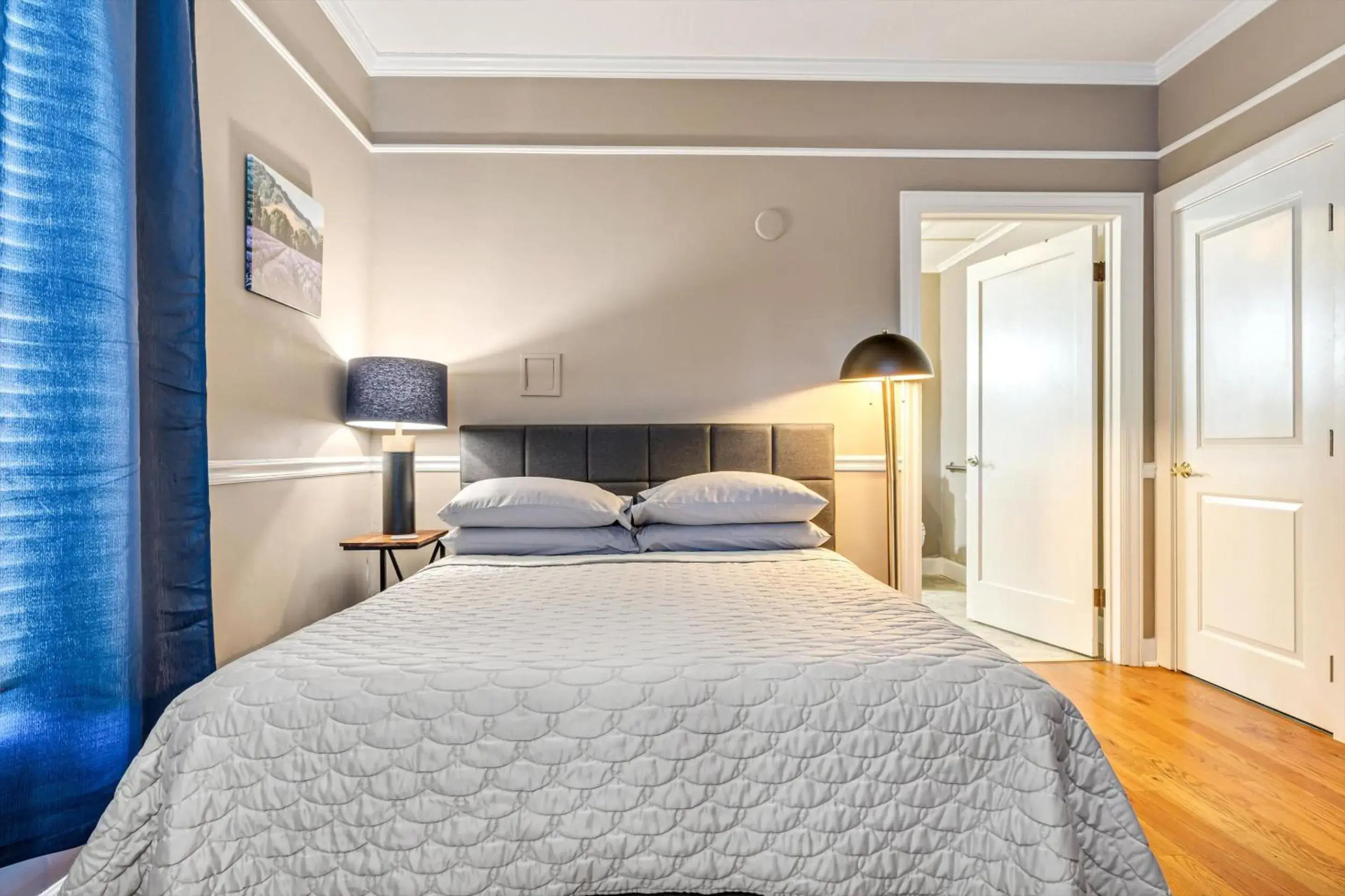 Bed in Cinnamon Bear Creekside Inn Bed in Cinnamon Bear Creekside Inn