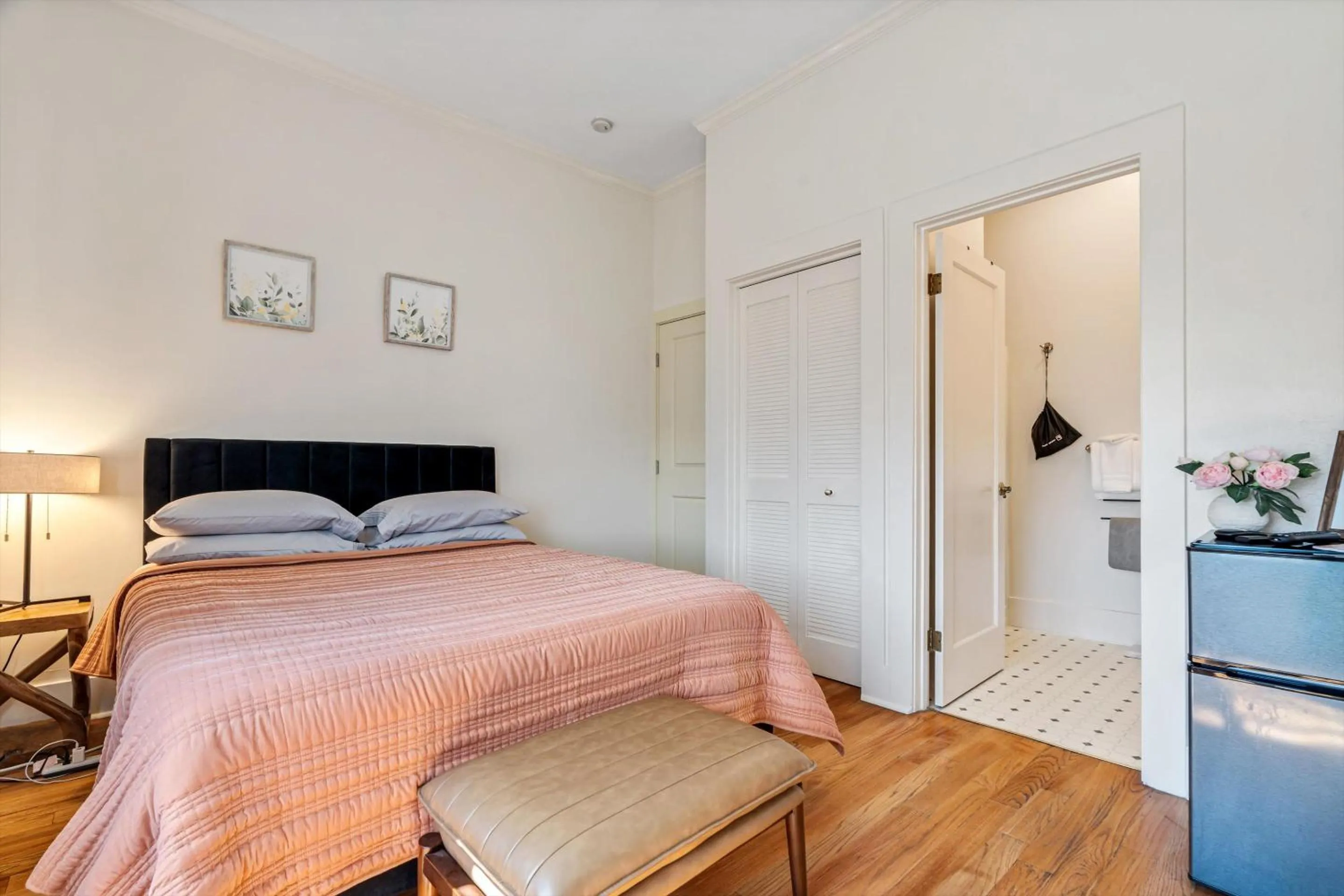 Bed in Cinnamon Bear Creekside Inn