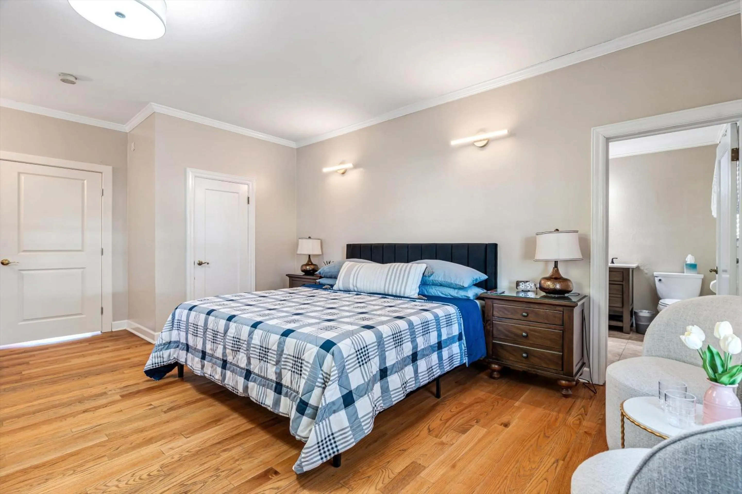 Bed in Cinnamon Bear Creekside Inn