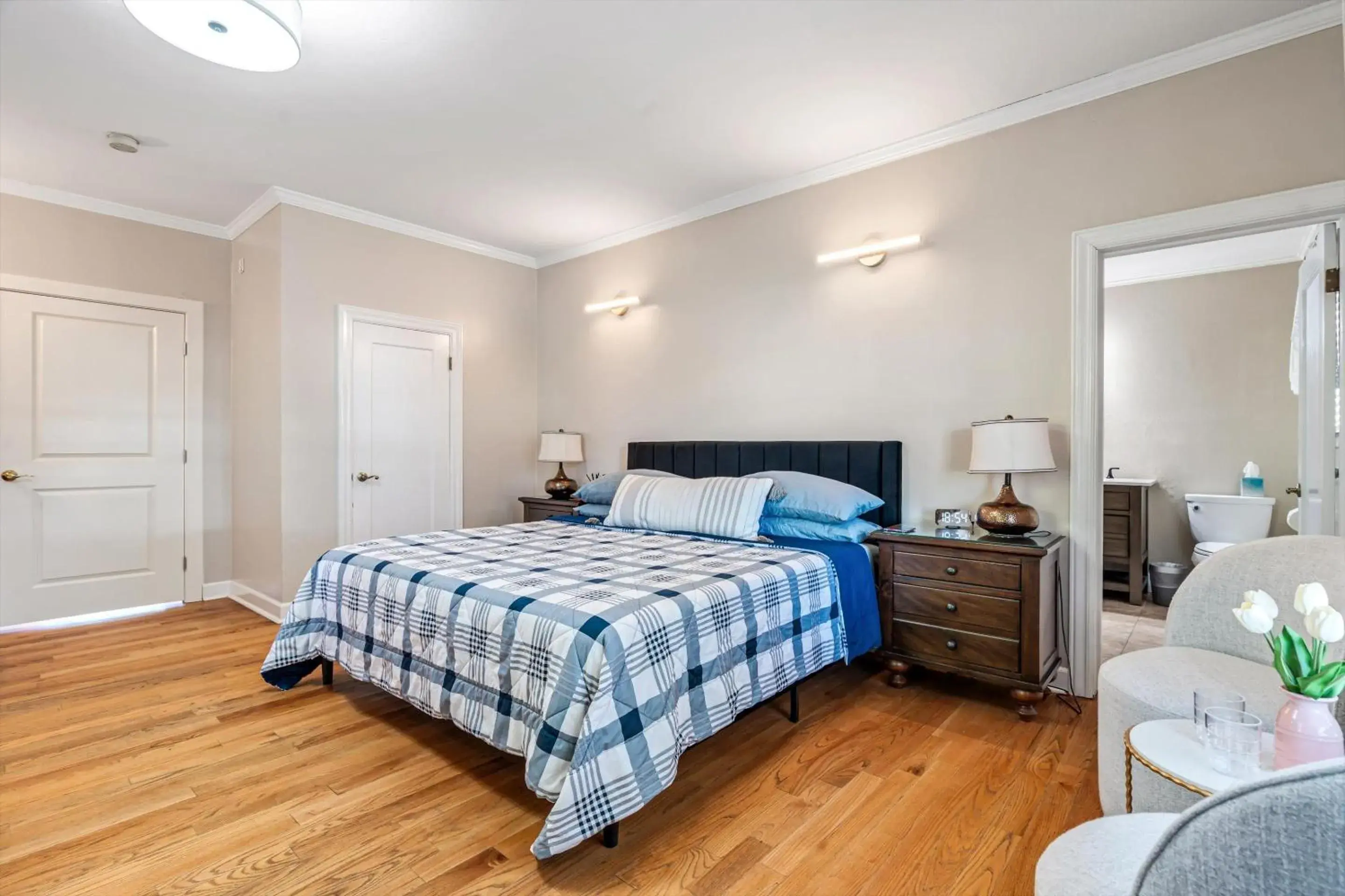 Bed in Cinnamon Bear Creekside Inn Bed in Cinnamon Bear Creekside Inn